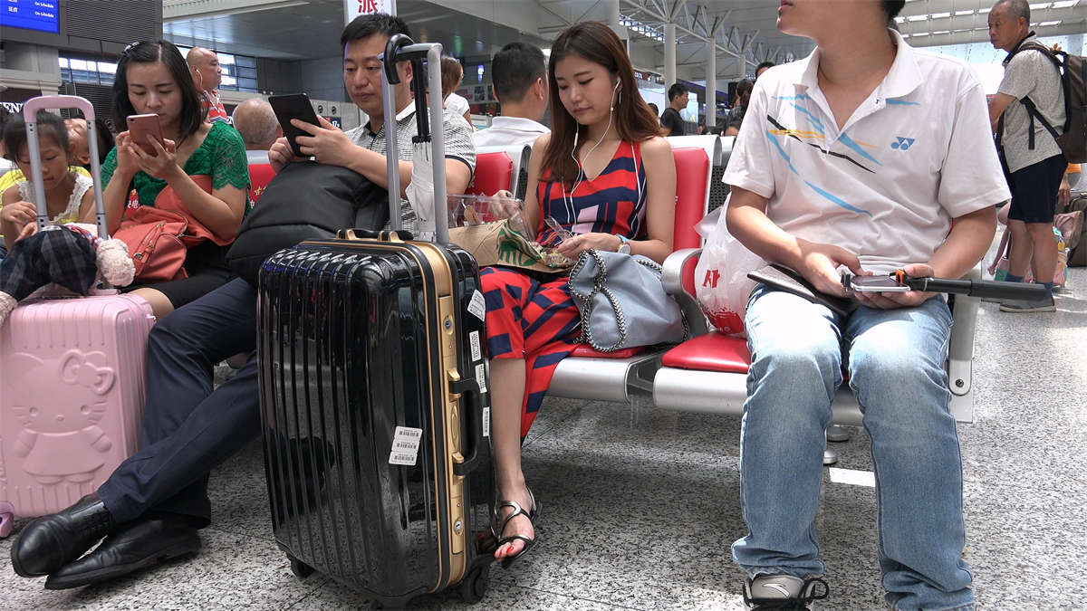 图片[2]-长发大眼MM的一双性感艳足，就一个角度也足让人神魂颠倒-日更街拍