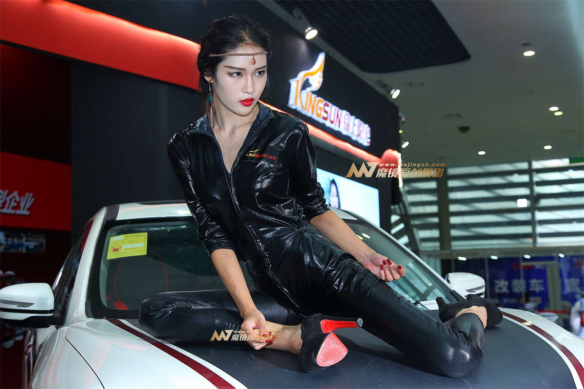 冷艳的皮裤车模-日更街拍