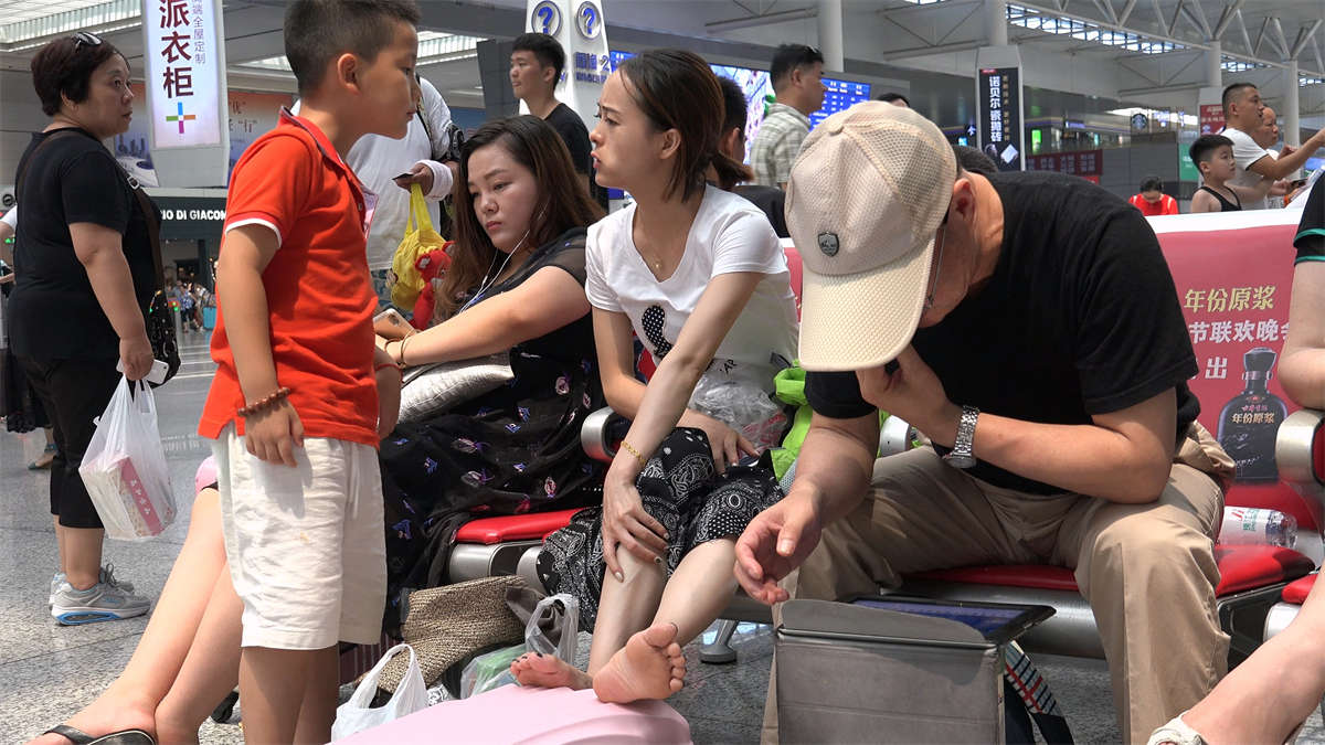 漂亮小媳妇的精致美足，搁在行李箱上翻来覆去供你尽情观赏-日更街拍
