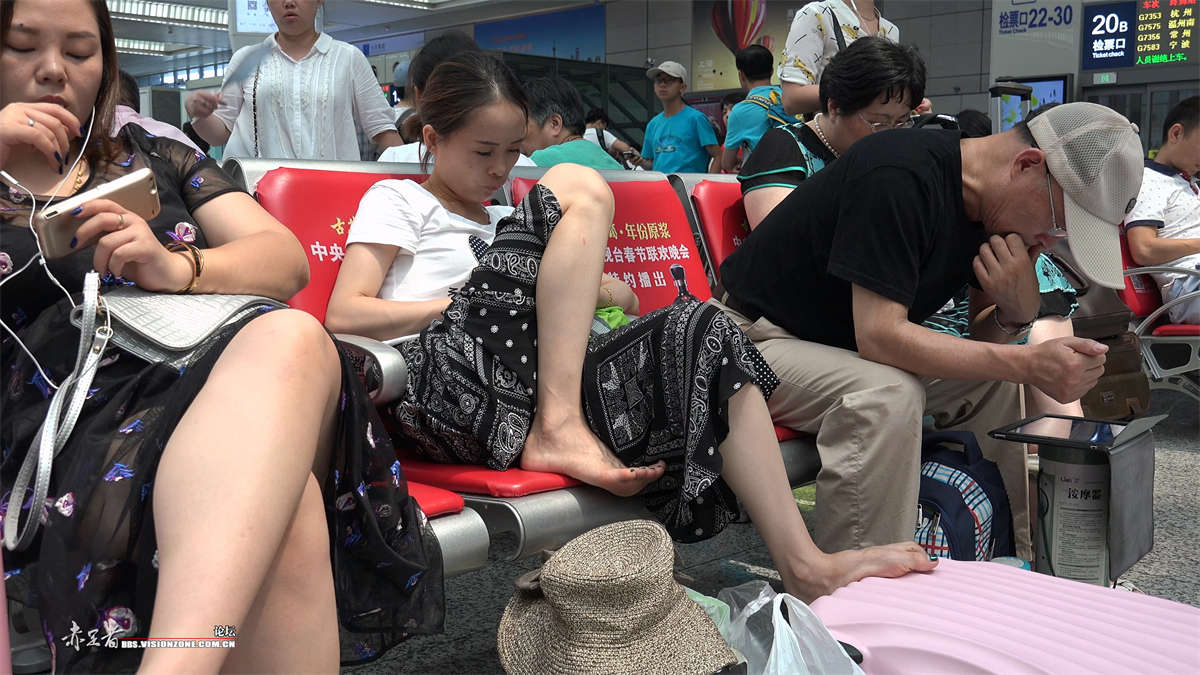 图片[2]-漂亮小媳妇的精致美足，搁在行李箱上翻来覆去供你尽情观赏-日更街拍