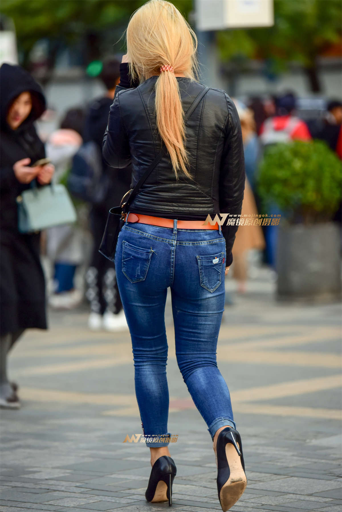 图片[2]-皮夹克 丰臀紧身牛仔裤-日更街拍