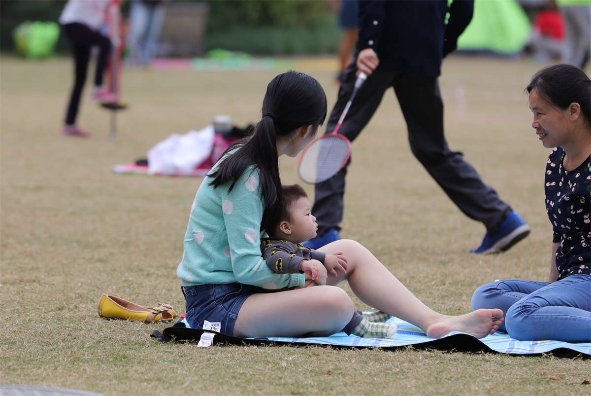 图片[2]-踏青公园街拍系列No.1256 细长度能与西足相媲美的精品少妇素足-日更街拍