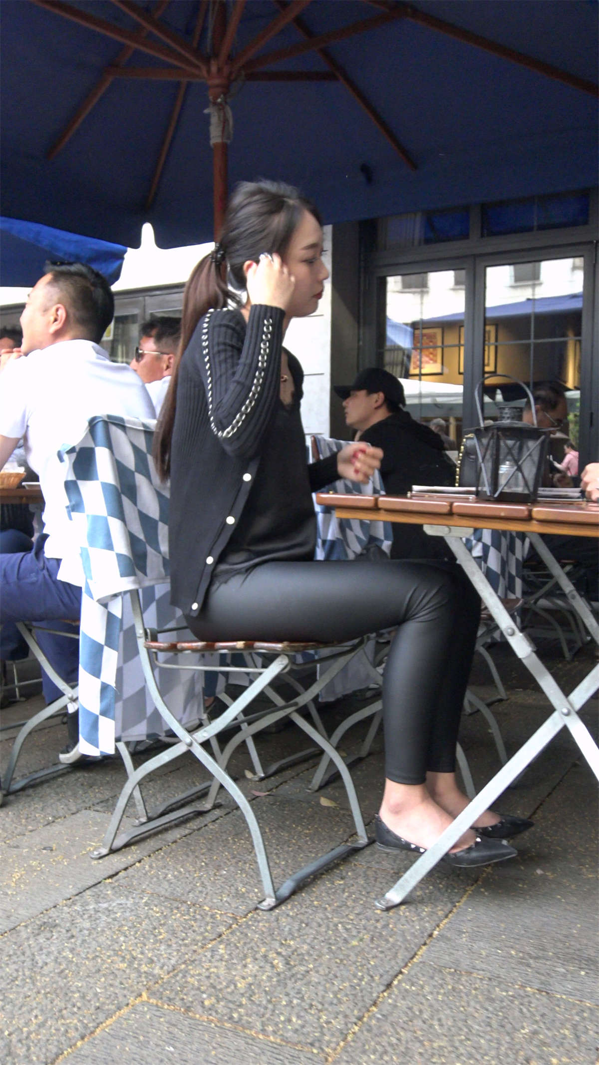 图片[2]-黑色紧身皮裤气质马尾辫美女2-日更街拍