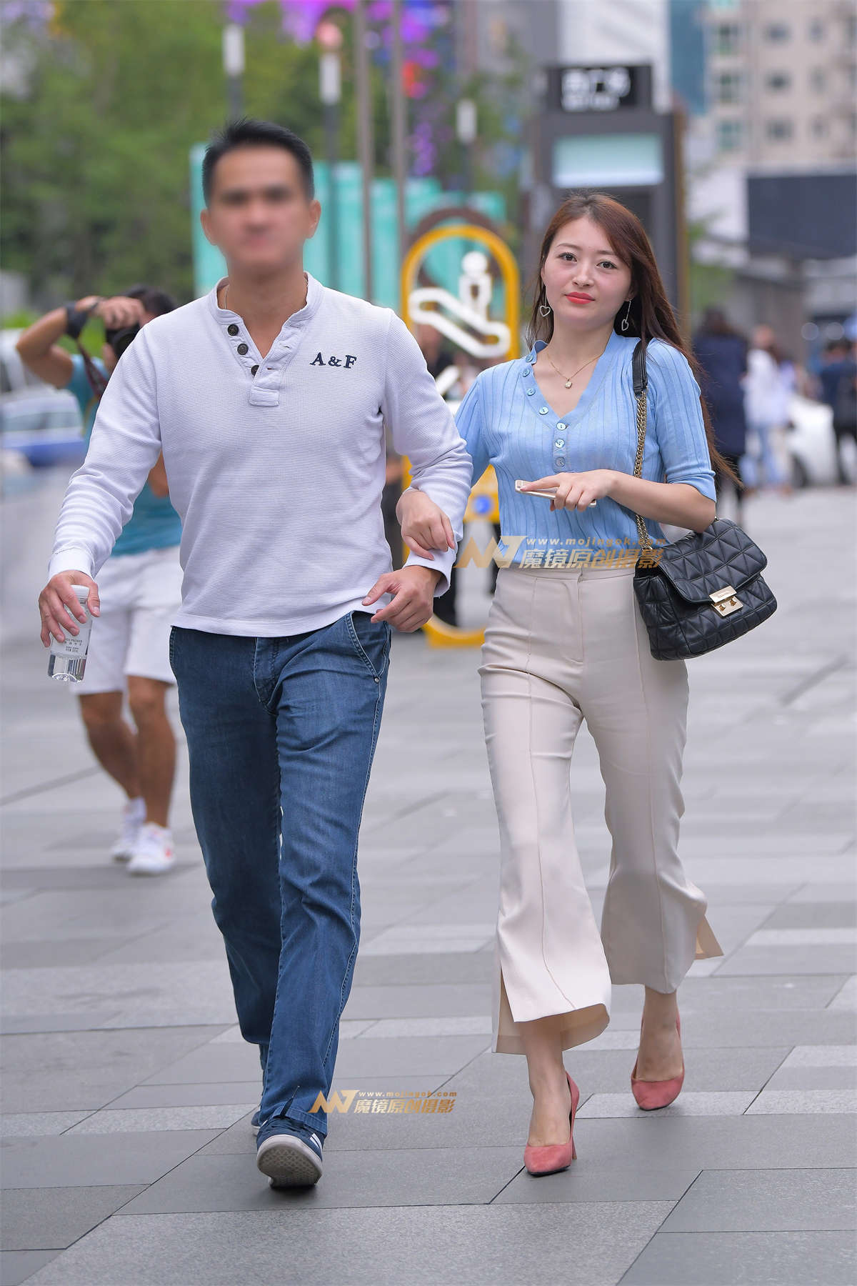 【街拍之魂赛帖】米色紧身裤少妇-日更街拍