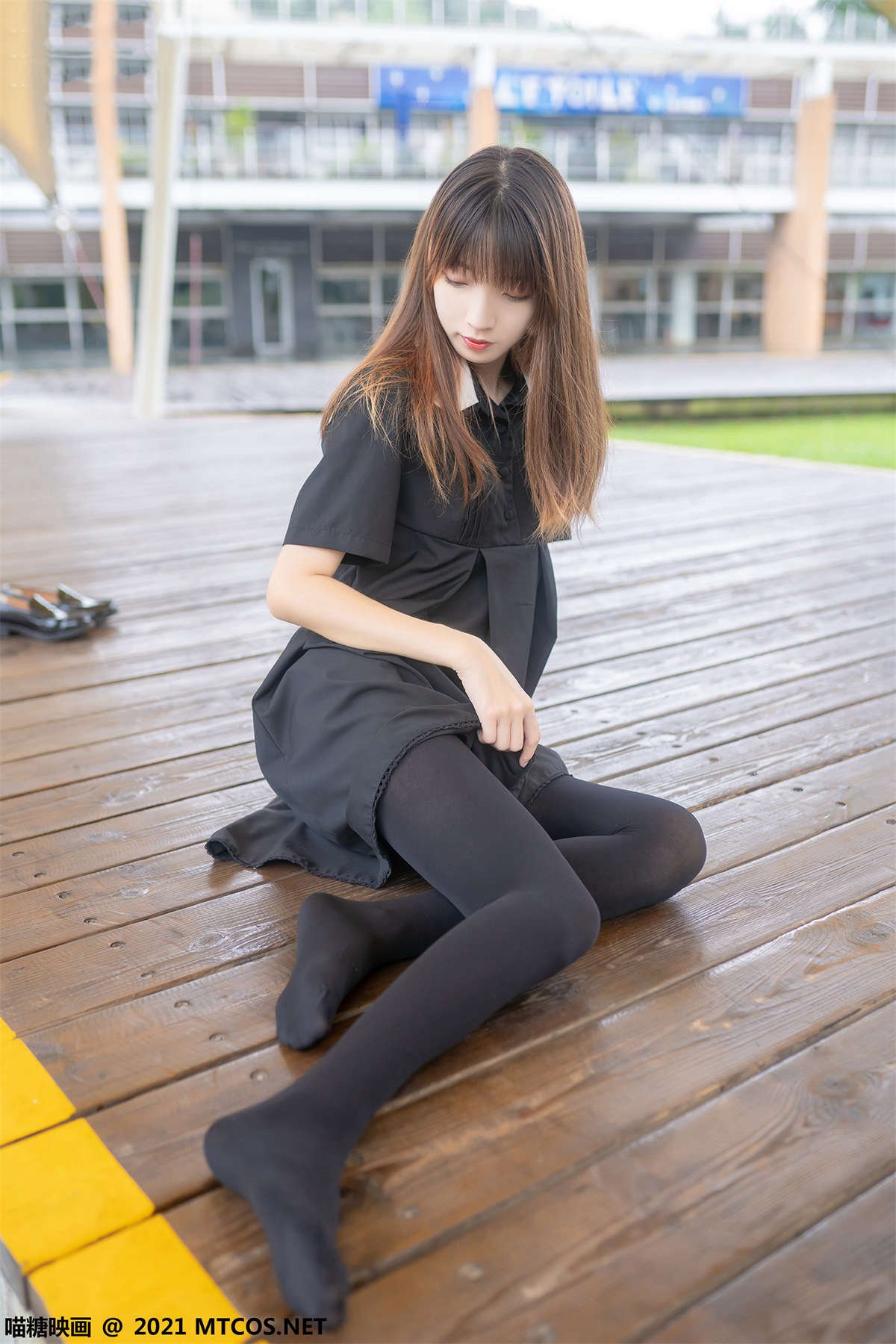 喵糖映画 VOL.423 黑裙黑袜-日更街拍