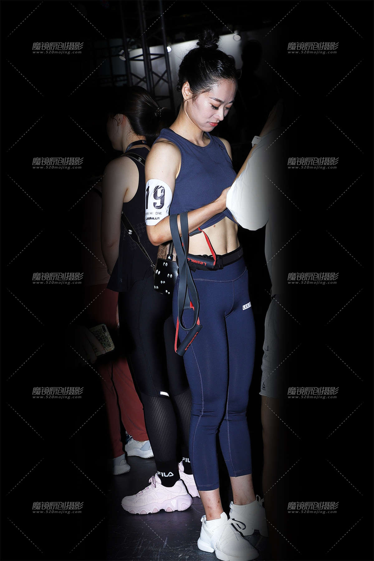 深色紧身运动服选手-日更街拍