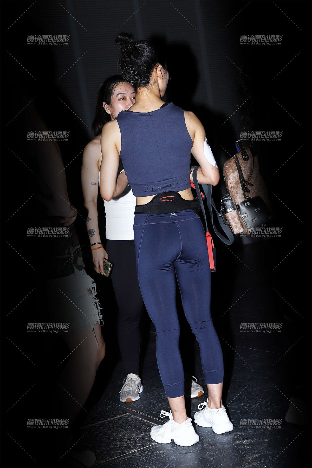 深色紧身运动服选手插图1