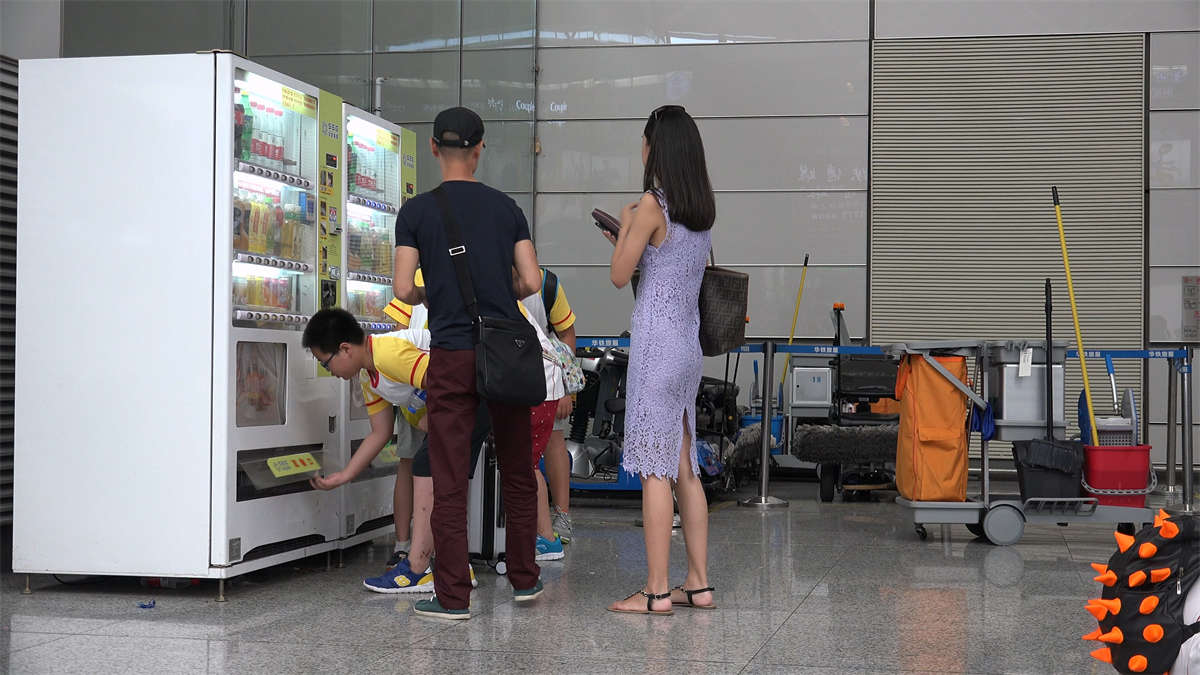 图片[2]-修长高挑女生，骨感素足穿上细带凉鞋完全暴露-日更街拍