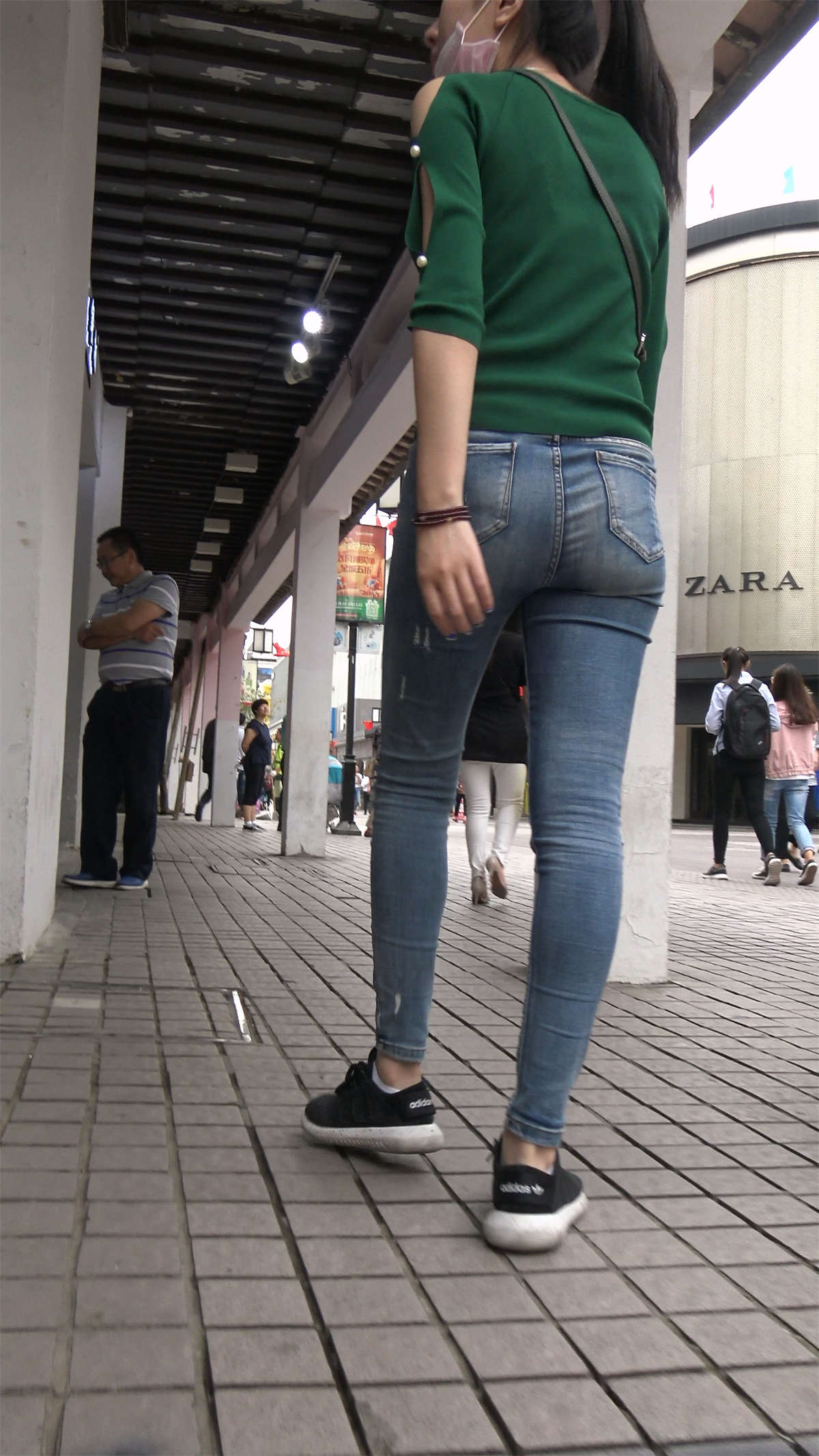蓝色紧身牛仔裤气质马尾辫-日更街拍