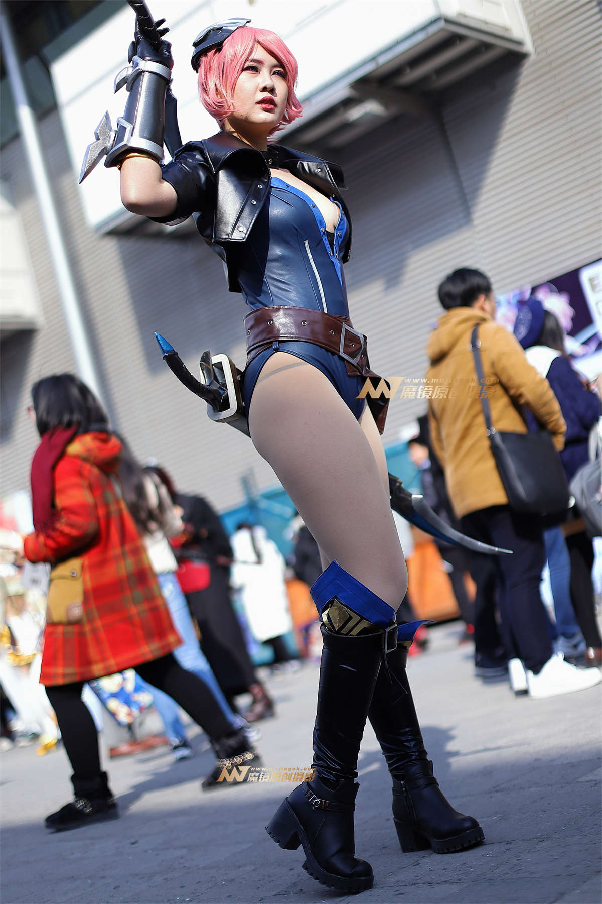 冷艳红发蓝色紧身皮衣插图1