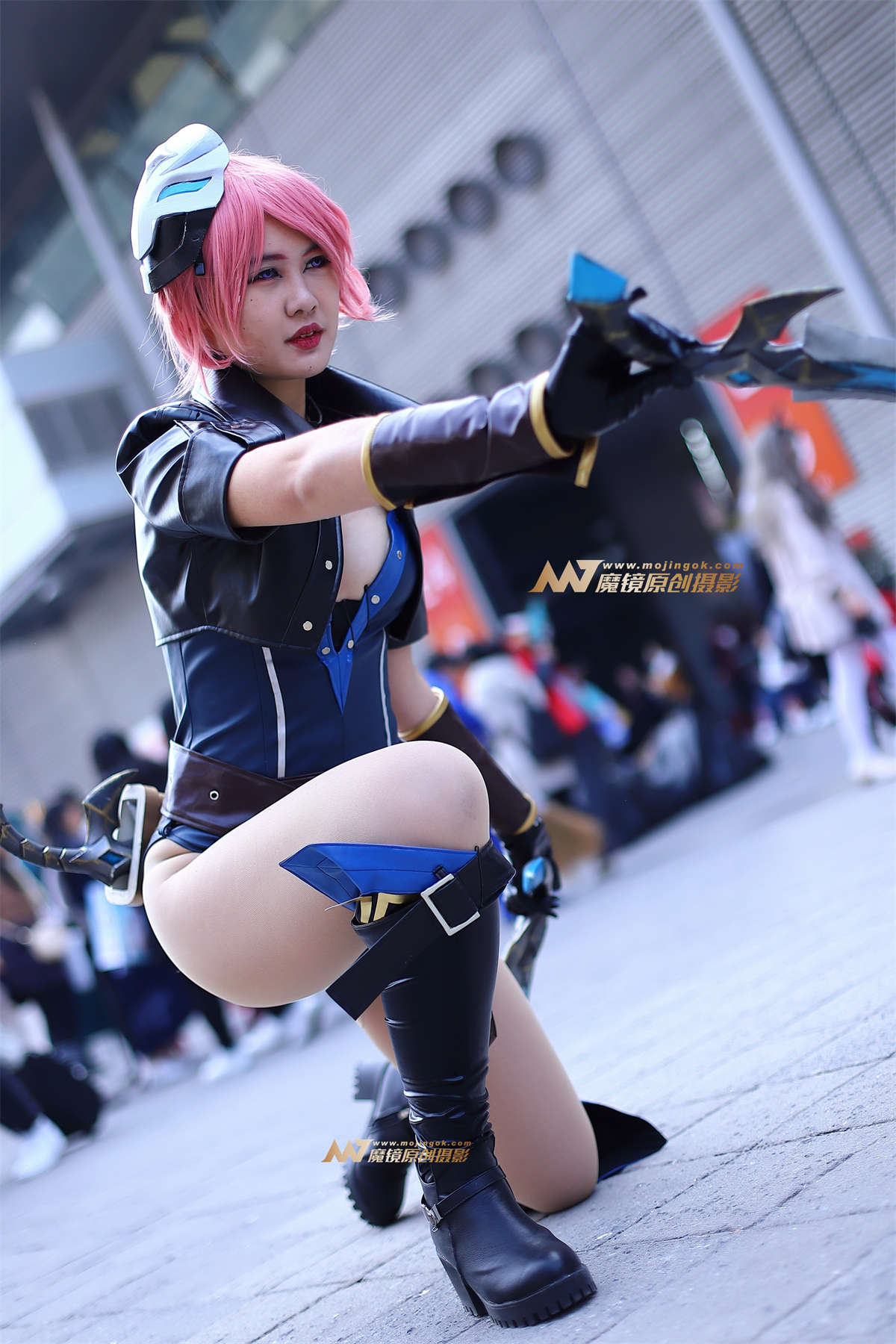 冷艳红发蓝色紧身皮衣-日更街拍