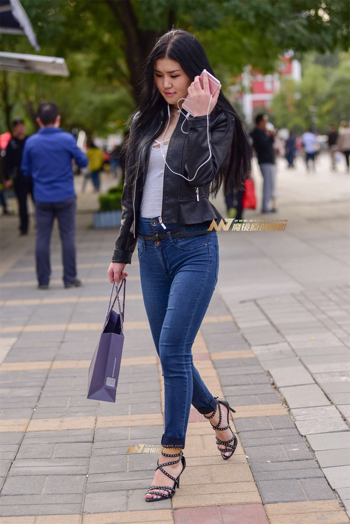皮夹克 紧牛 高跟女-日更街拍