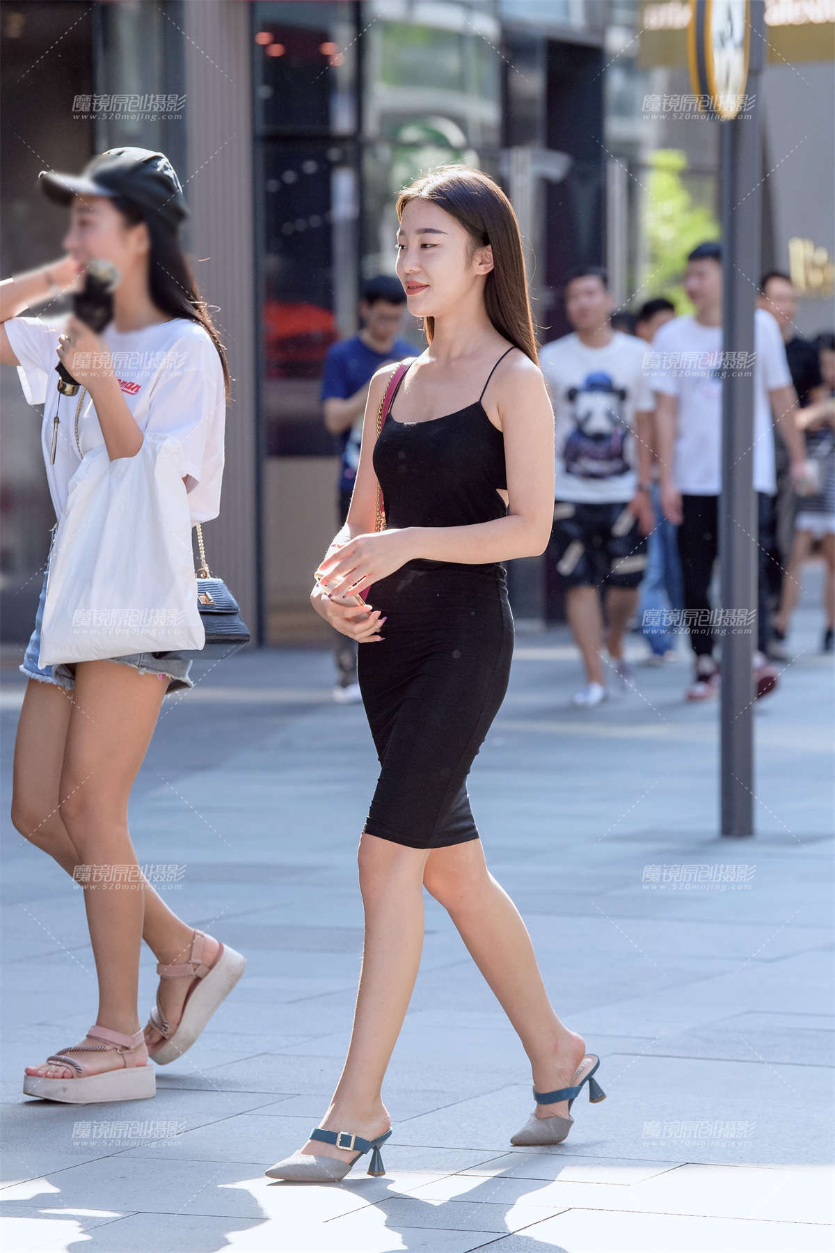 黑色紧身包臀裙美女-日更街拍