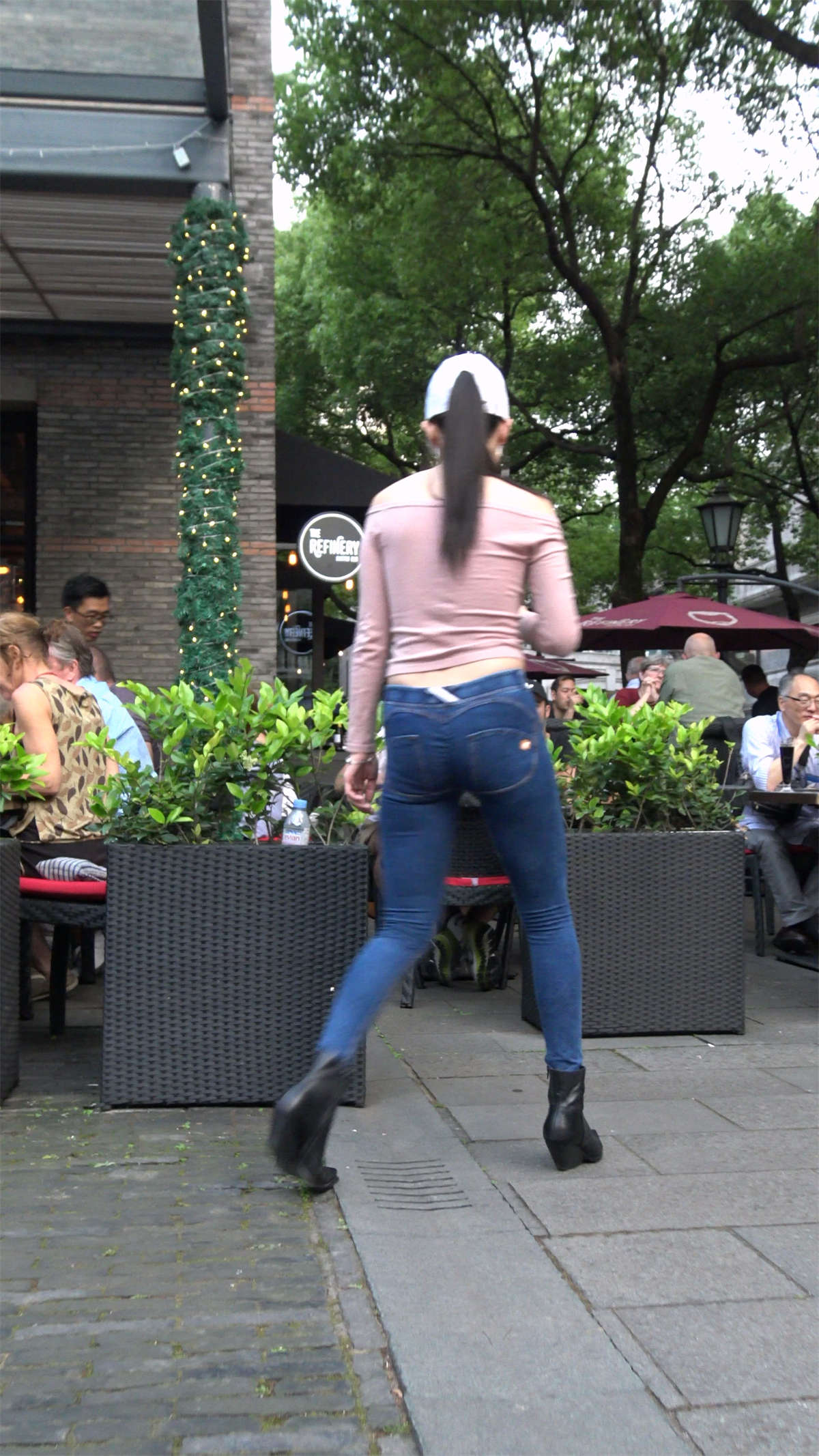 极度紧绷蓝牛粉衣鸭舌帽美女-日更街拍