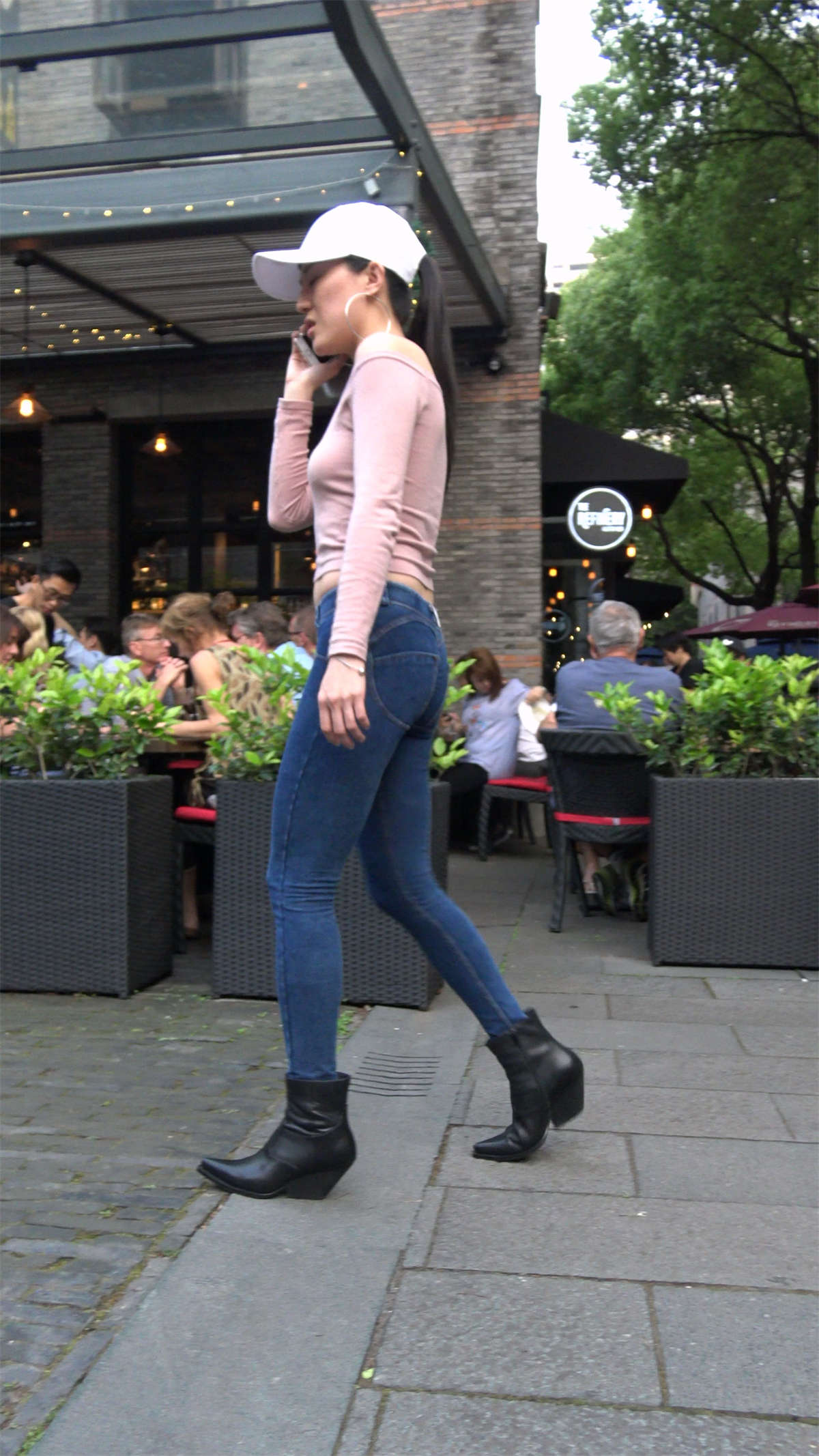 图片[2]-极度紧绷蓝牛粉衣鸭舌帽美女-日更街拍