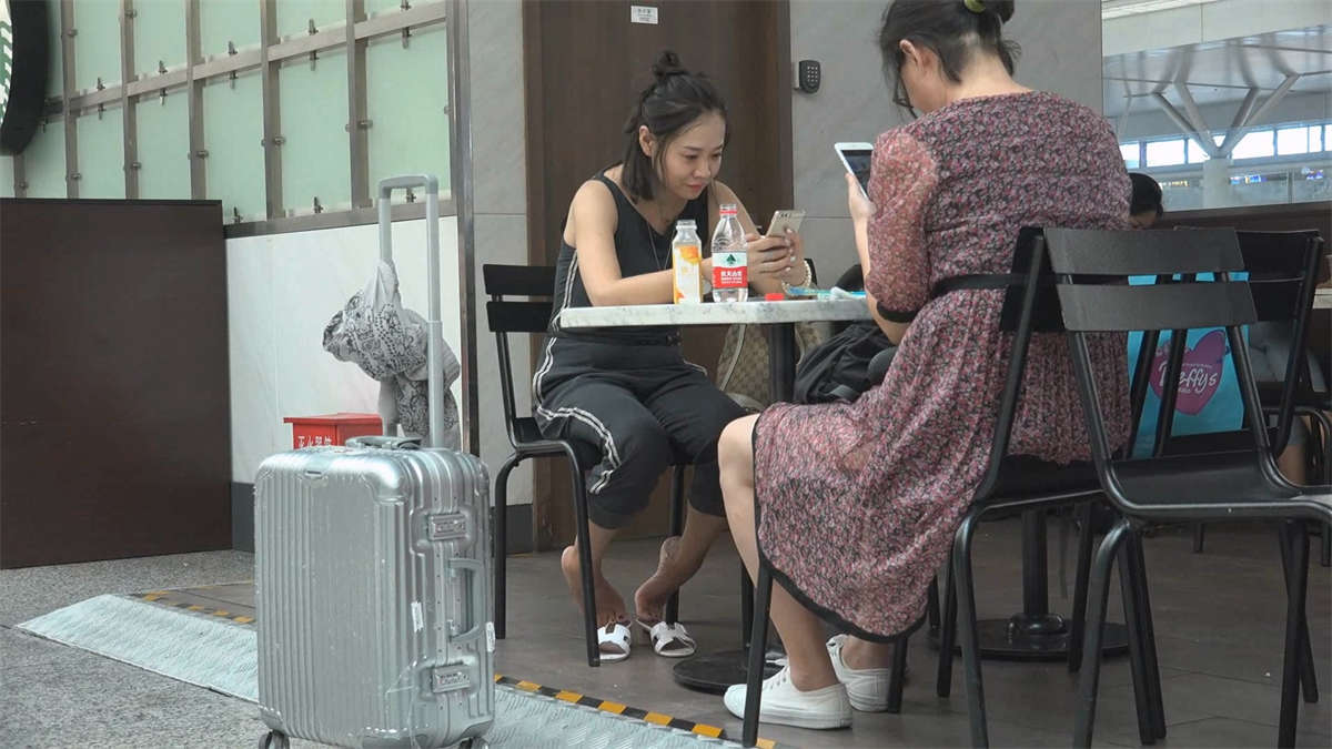 旅行前的小憩，少妇椅下的大白脚被前后看个精光-日更街拍