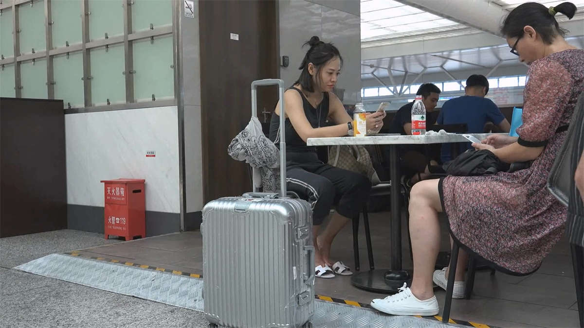 图片[2]-旅行前的小憩，少妇椅下的大白脚被前后看个精光-日更街拍