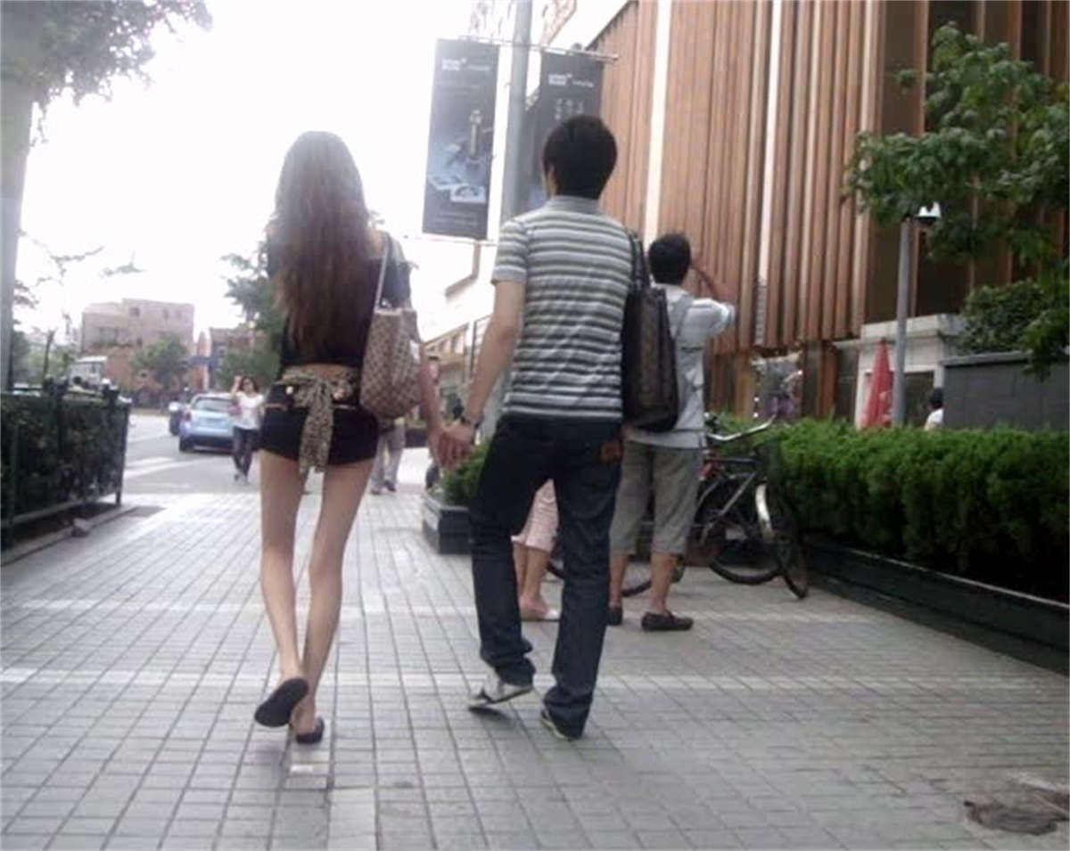 图片[2]-好细嫩的美腿MM-日更街拍