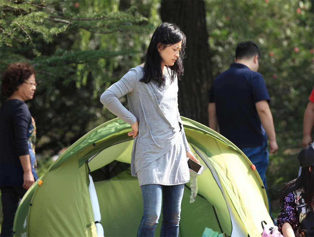 图片[2]-踏青公园街拍系列No.1257 这双凹凸有致的少妇美足，值得细细品味 第1套-日更街拍