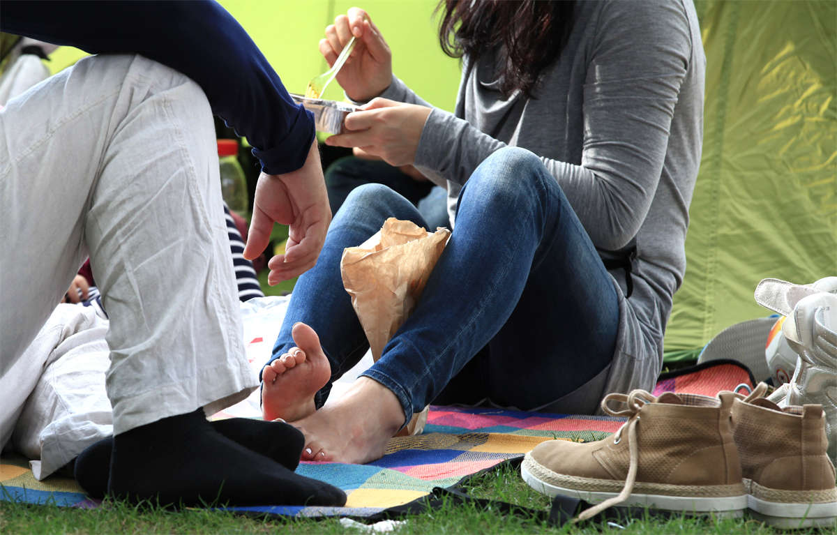 踏青公园街拍系列No.1257 这双凹凸有致的少妇美足，值得细细品味 第1套-日更街拍