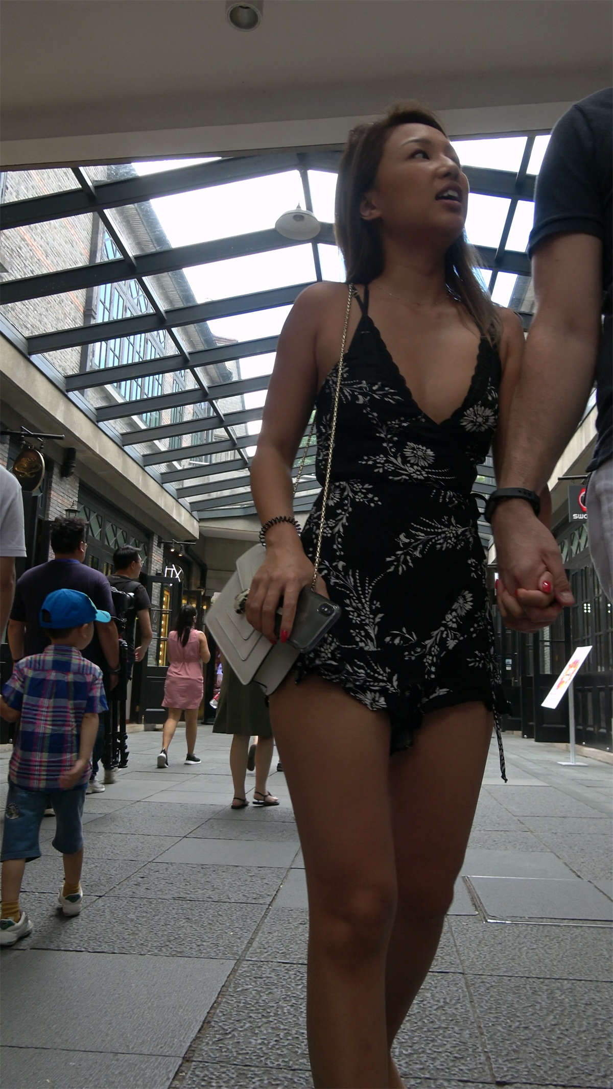 图片[2]-低胸V领美女-日更街拍