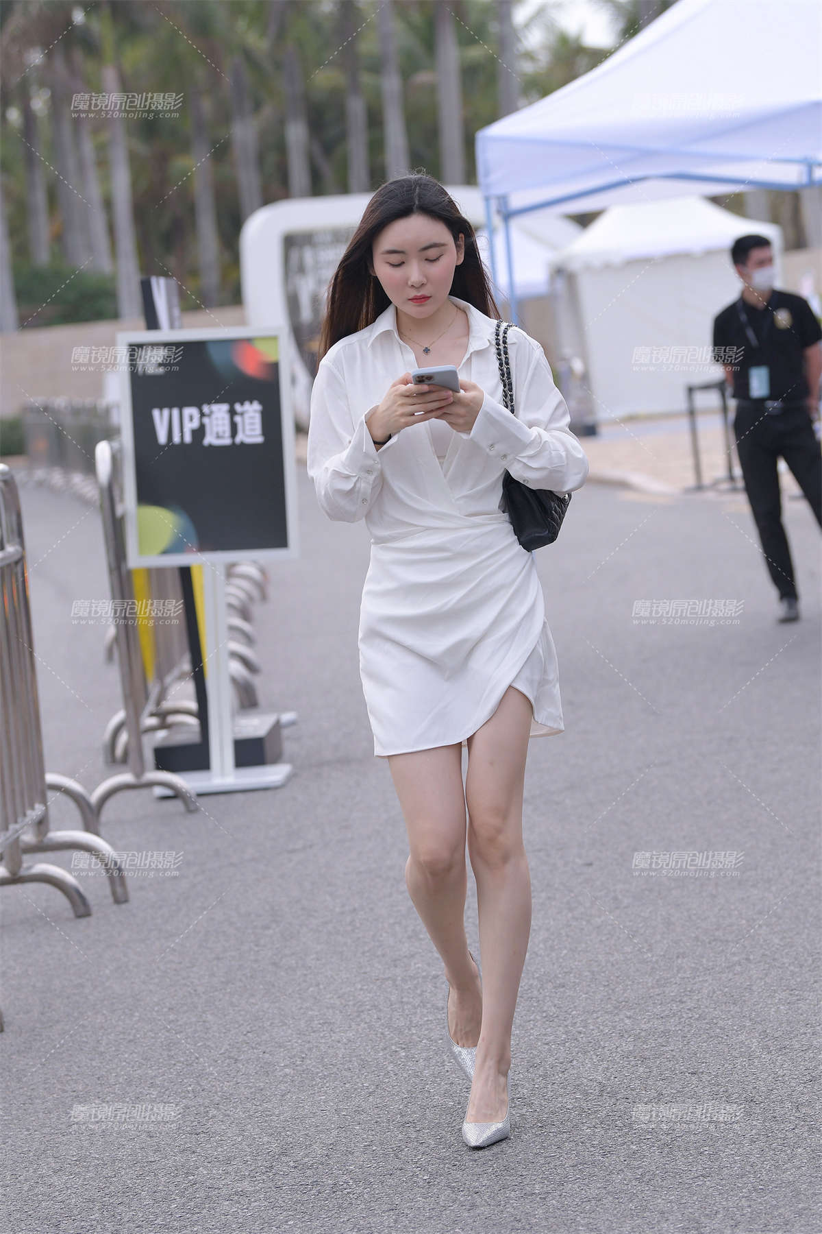 白皙的美腿高跟高挑小姐姐-日更街拍