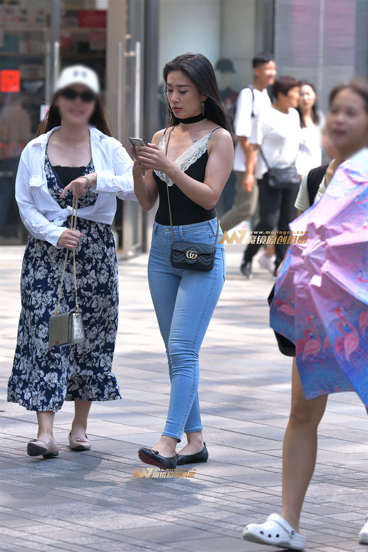 【红石赛贴】性感紧身牛仔裤少妇-日更街拍