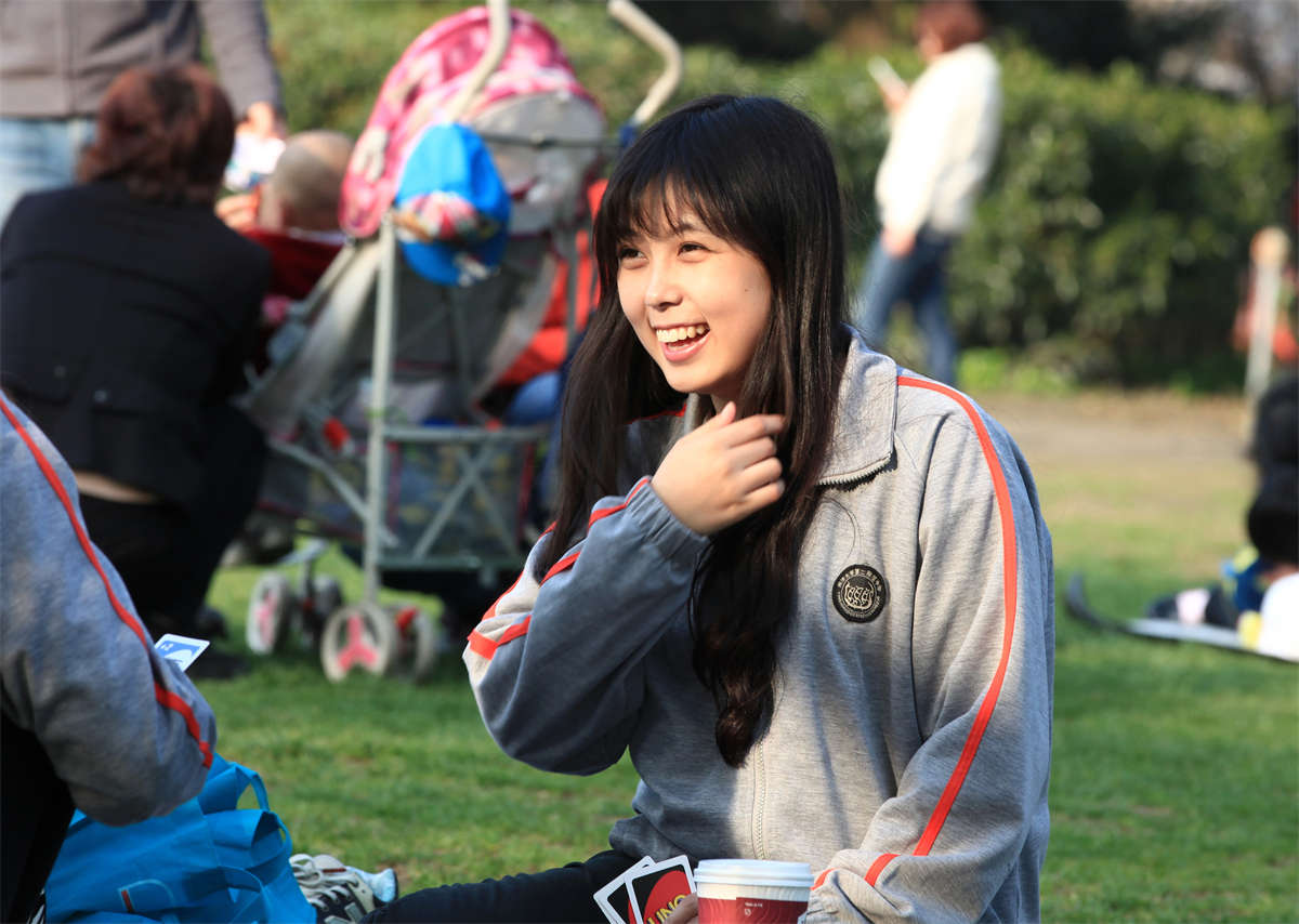 图片[2]-踏青公园街拍系列No.1065 穿着校服的长发小美女-日更街拍