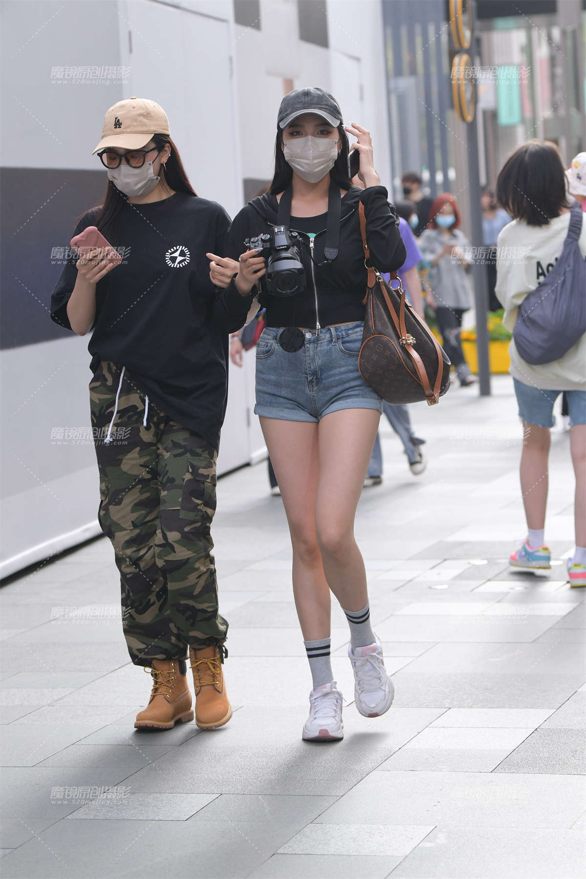 热裤大长腿女摄影师-日更街拍