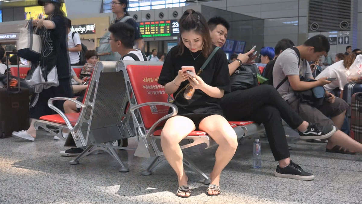 候车室里的气质女神有着一双超美脚丫-日更街拍