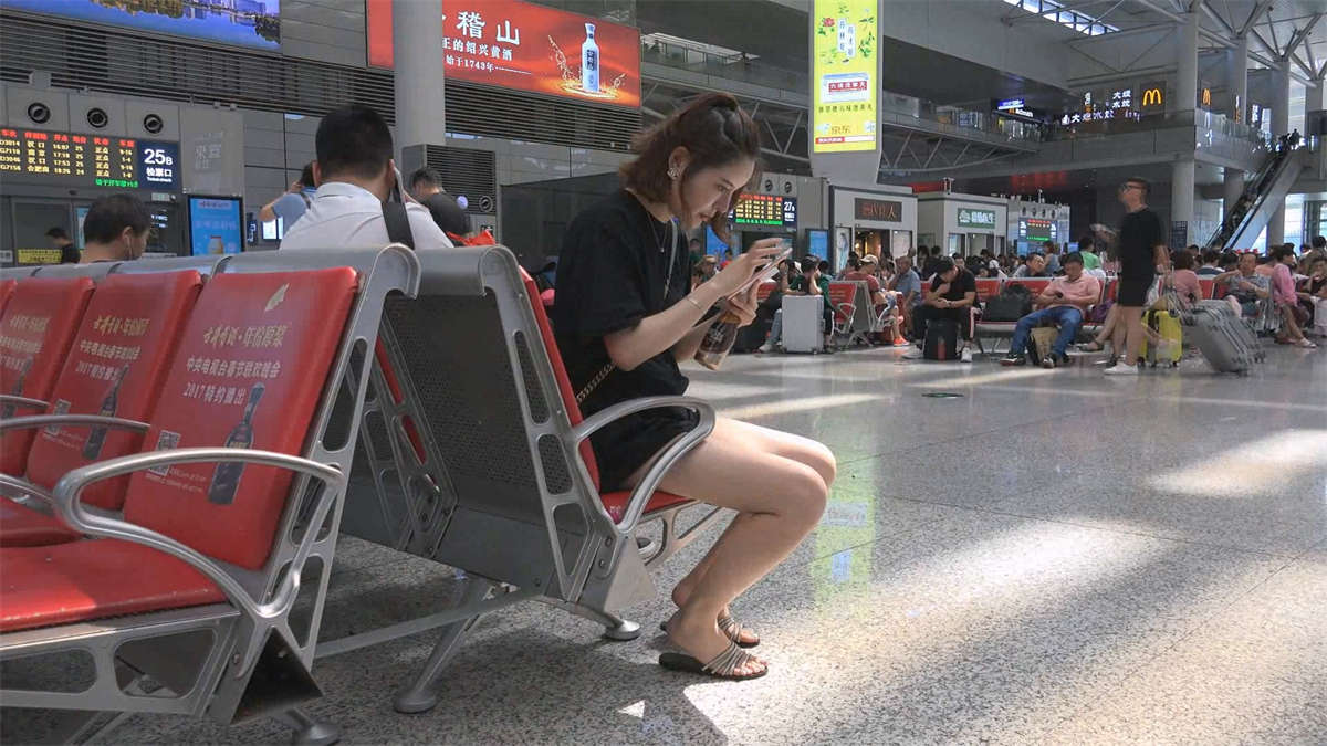 图片[2]-候车室里的气质女神有着一双超美脚丫-日更街拍