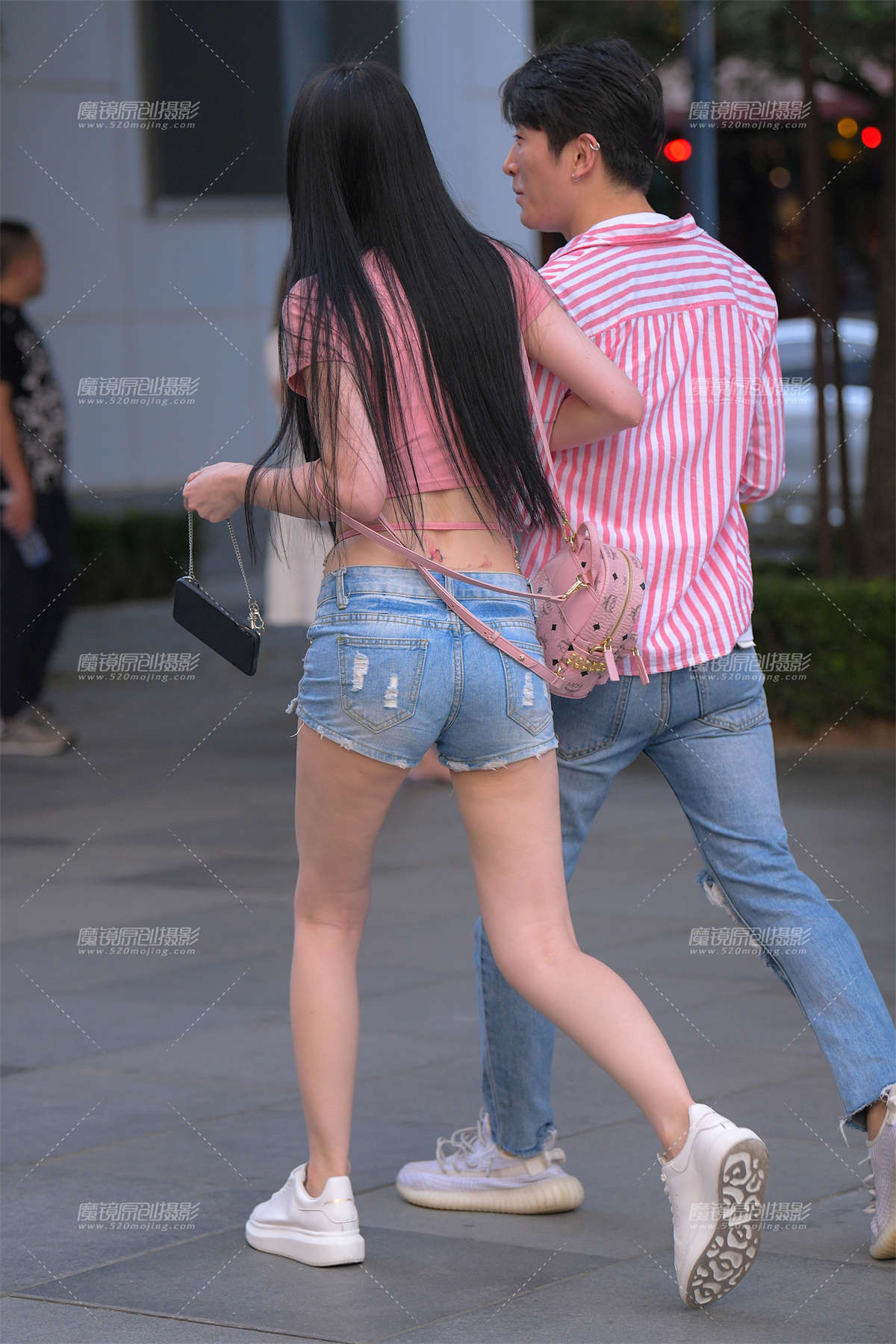 图片[2]-【街拍之魂赛帖】等人的美女热裤-日更街拍