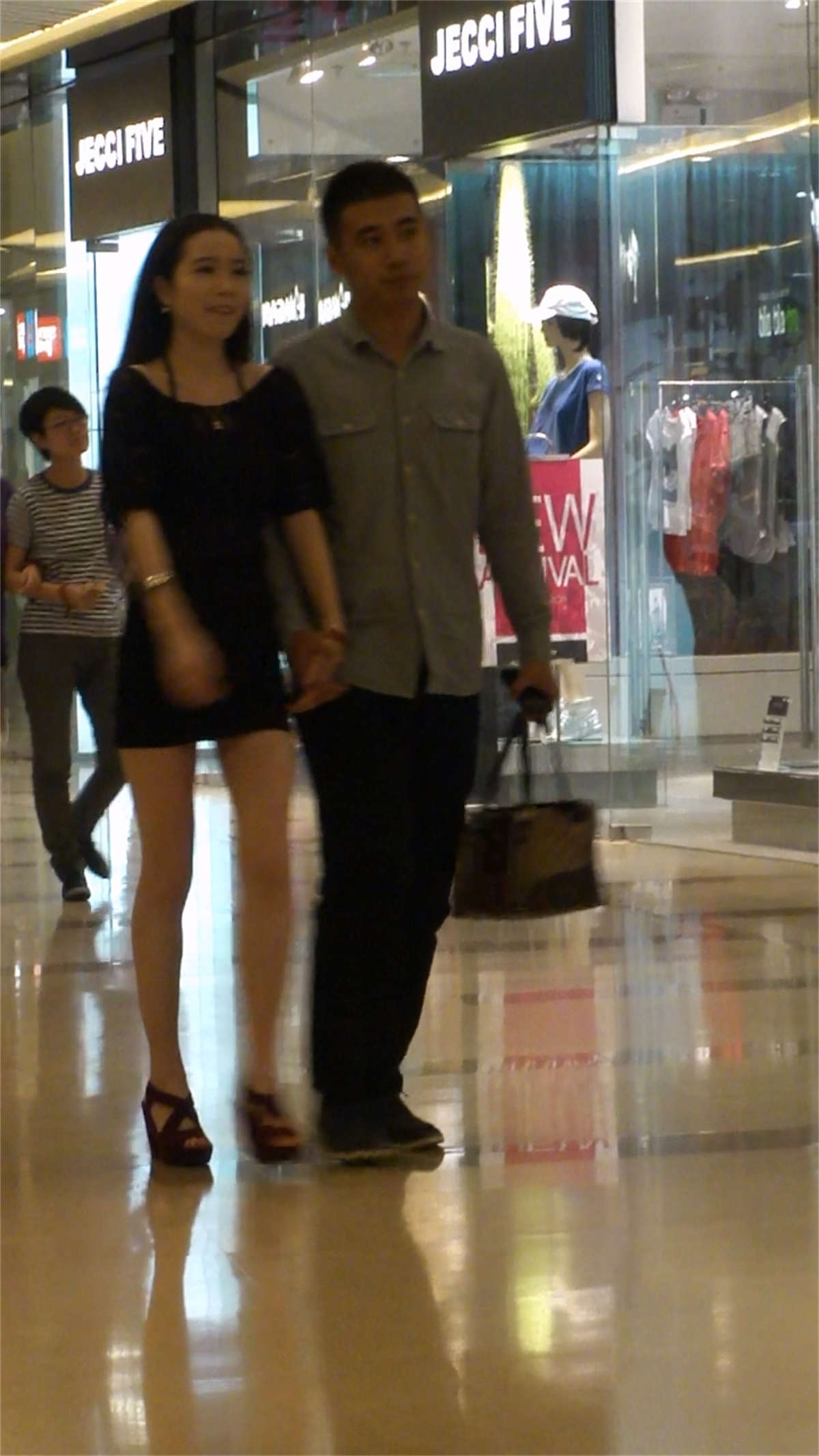 图片[2]-黑色包臀短裙-日更街拍