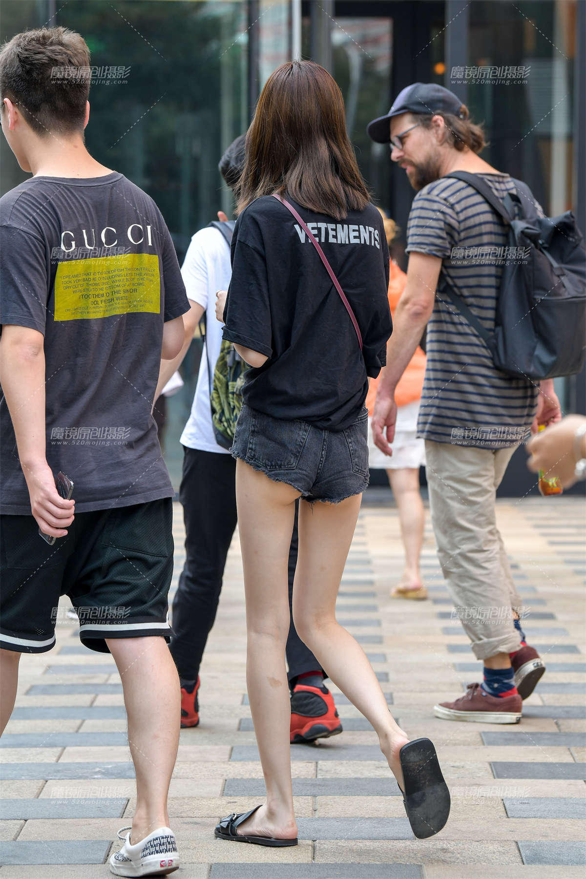 图片[2]-苗条热裤长腿美女-日更街拍