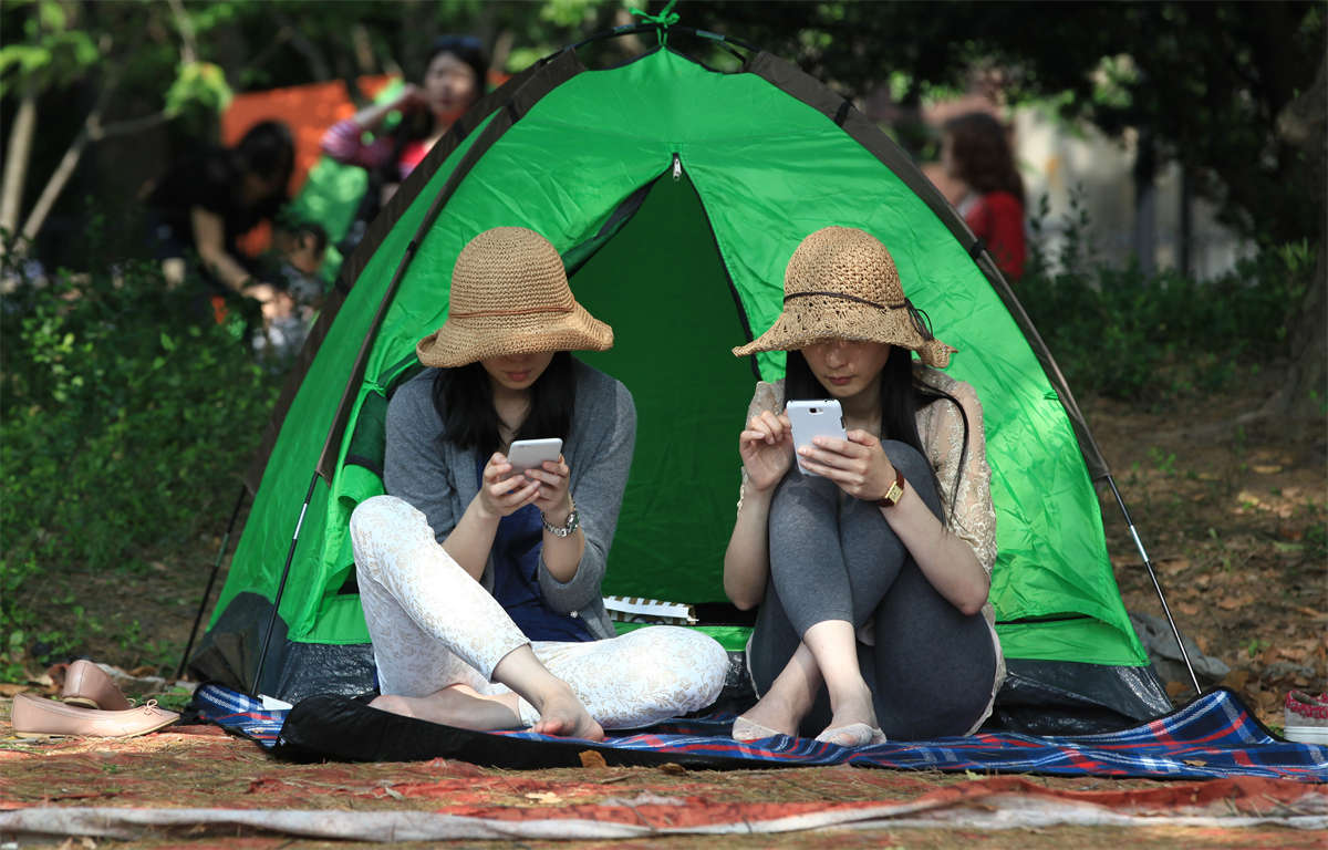 图片[2]-踏青公园街拍系列No.995 女人的气质，上看帽，下看脚，这位少妇齐全了 第2套-日更街拍