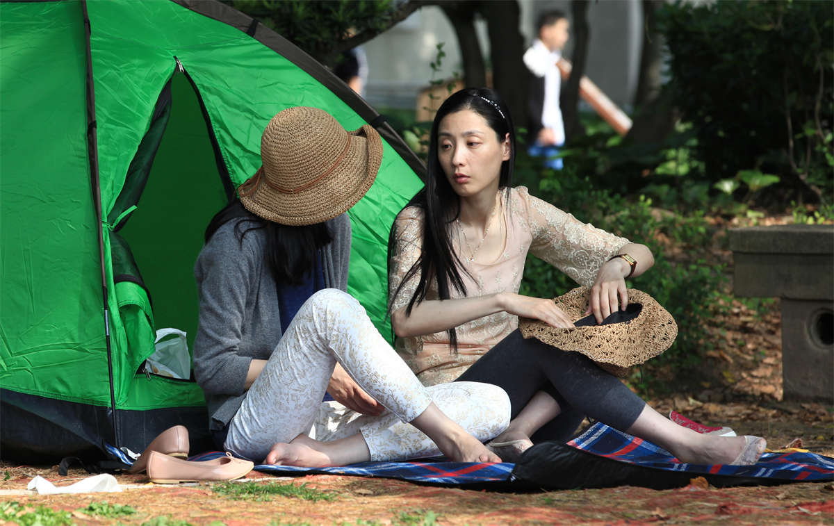 踏青公园街拍系列No.995 女人的气质，上看帽，下看脚，这位少妇齐全了 第2套-日更街拍