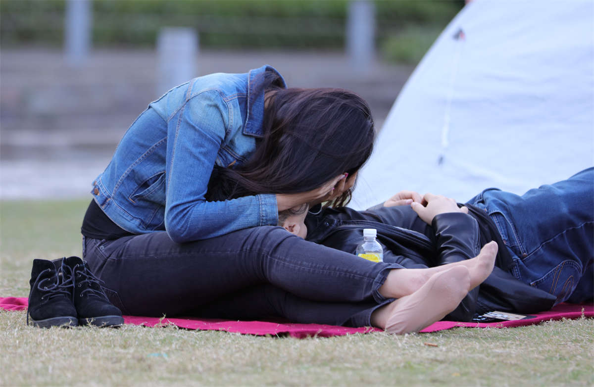 图片[2]-踏青公园街拍系列No.1259 远看是丝，近看是套，既然是美女都一样看-日更街拍