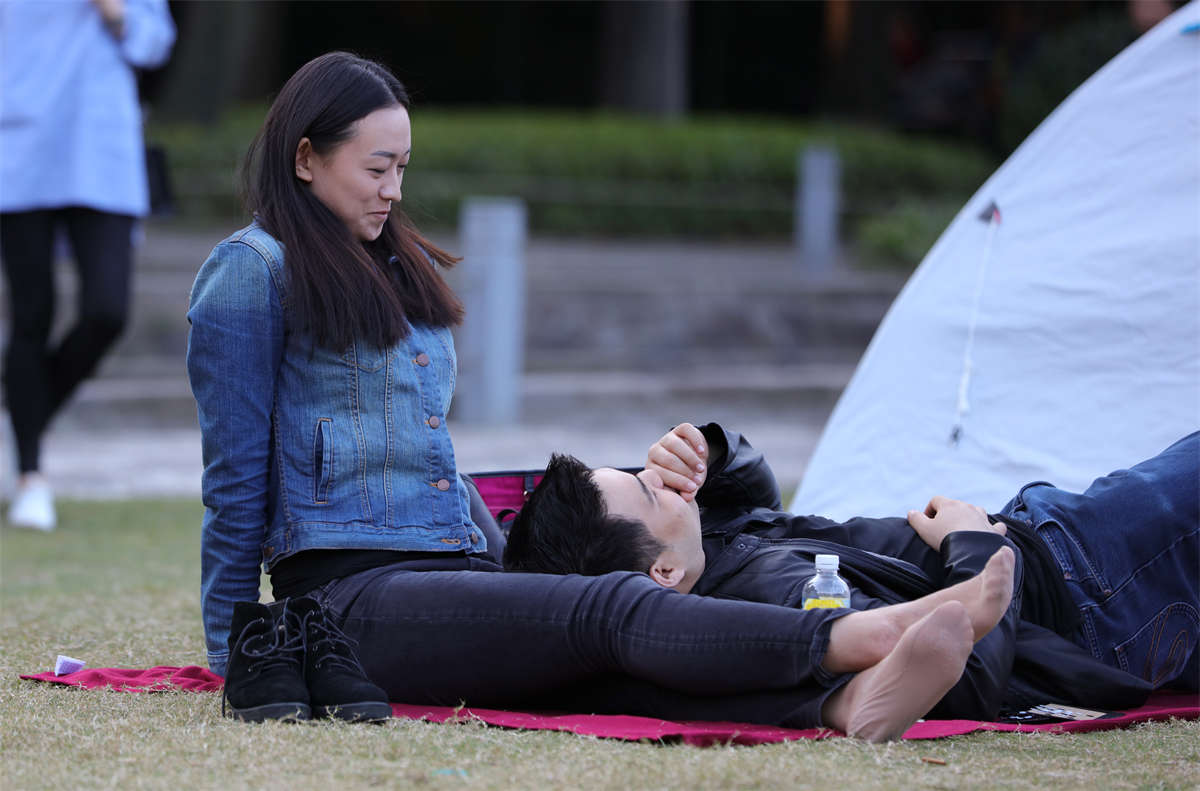 踏青公园街拍系列No.1259 远看是丝，近看是套，既然是美女都一样看-日更街拍