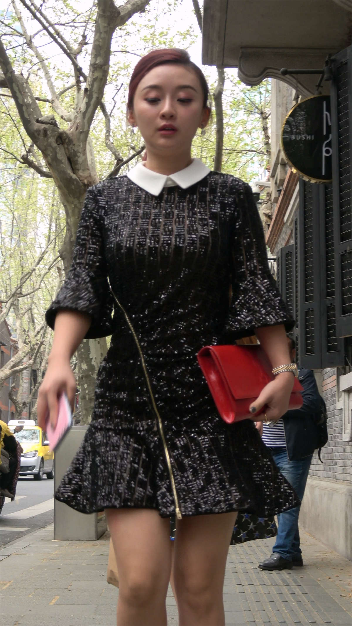 米色高跟鞋连衣裙美腿极品美女-日更街拍