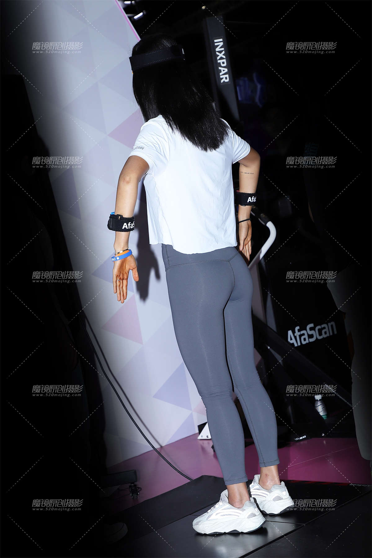 体验中的白衣运动美女插图1