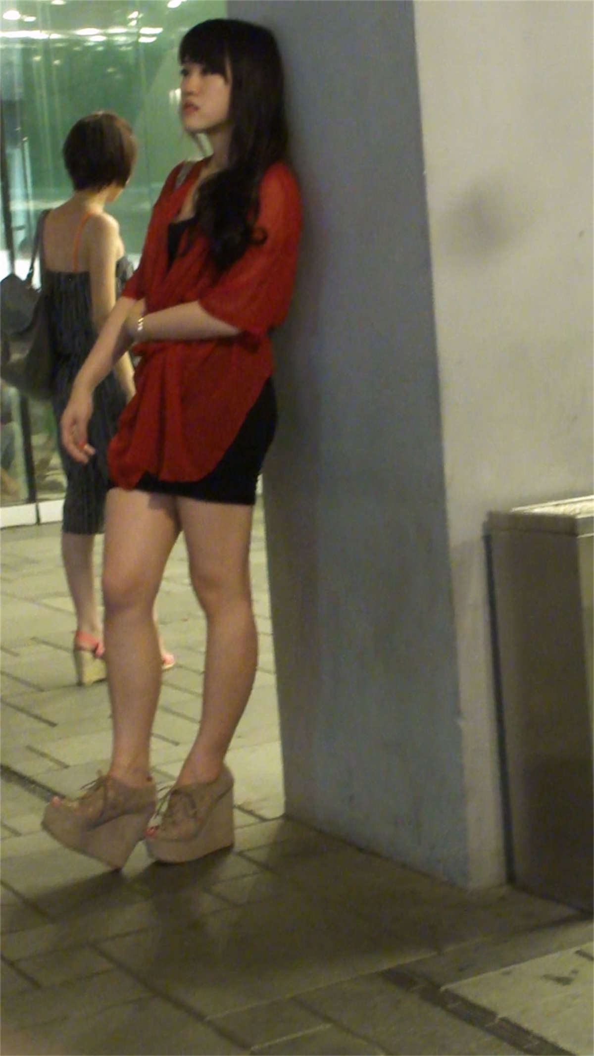 图片[2]-黑色包臀短裙美女-日更街拍