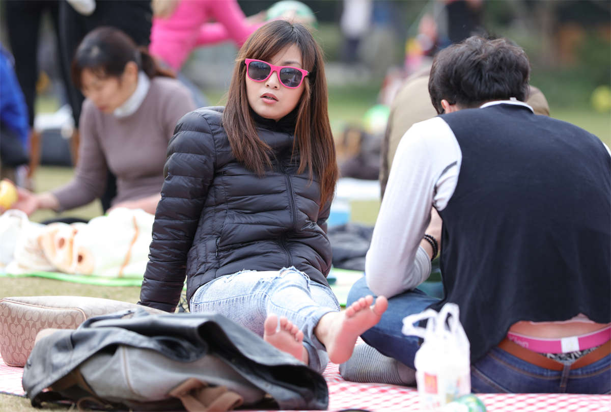 图片[2]-踏青公园街拍系列No.996 女孩从头到脚都是时尚美女的理想状态 第2套-日更街拍