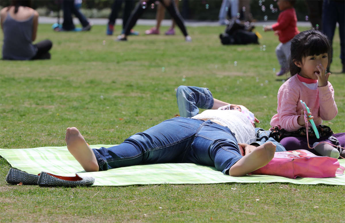 图片[2]-踏青公园街拍系列No.1067 简直不敢相信，文静的美足少妇，最后睡成了四仰八叉 第3套-日更街拍