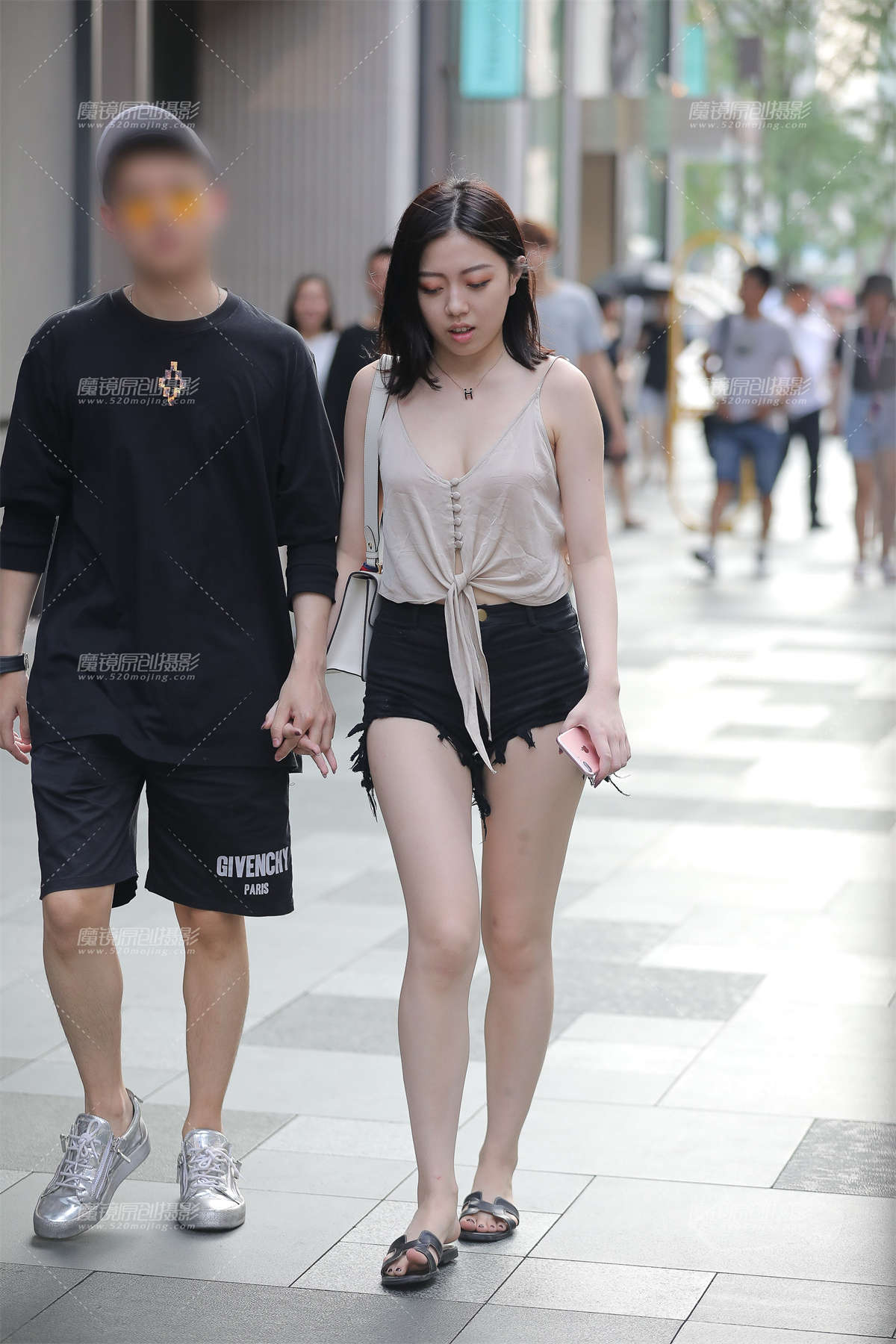 热裤包裹下的性感T 垂涎欲滴的肌肤-日更街拍