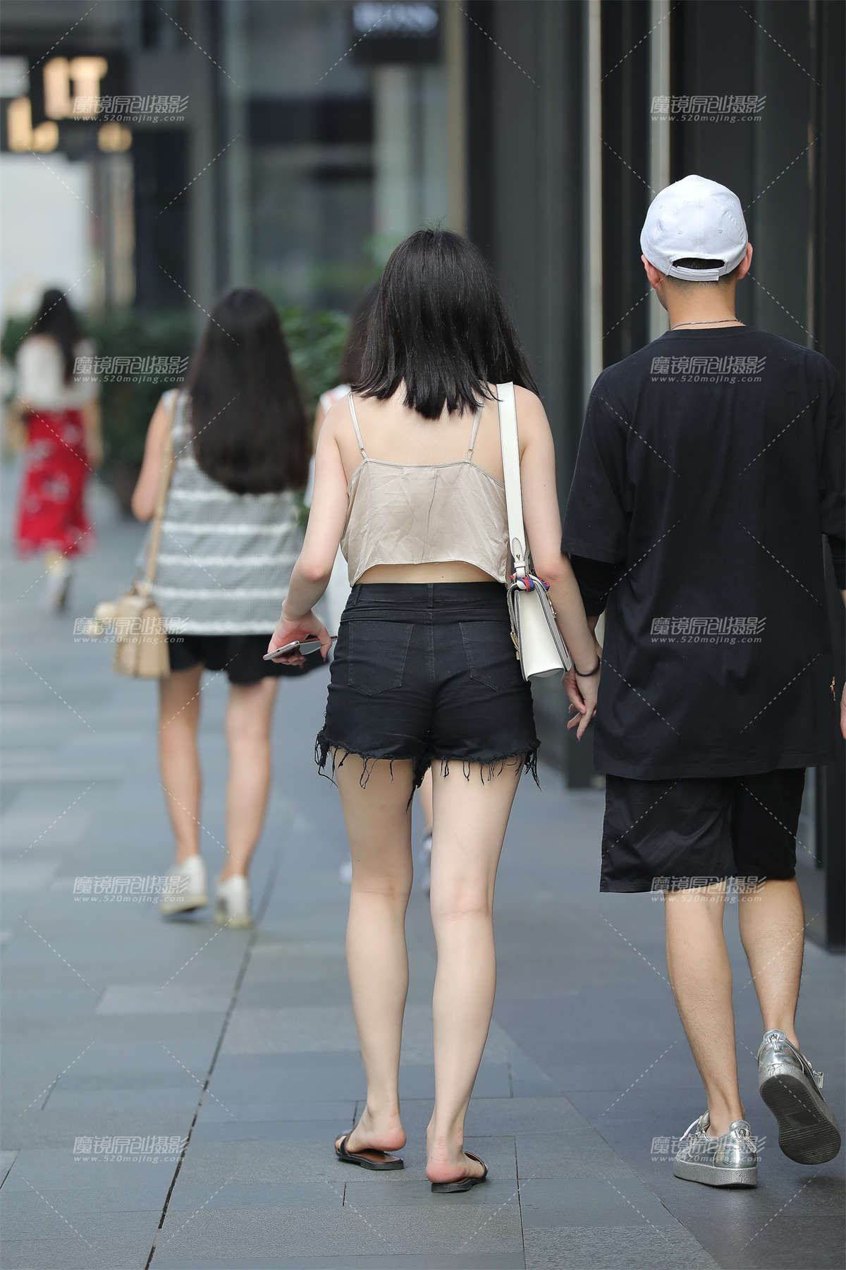 图片[2]-热裤包裹下的性感T 垂涎欲滴的肌肤-日更街拍