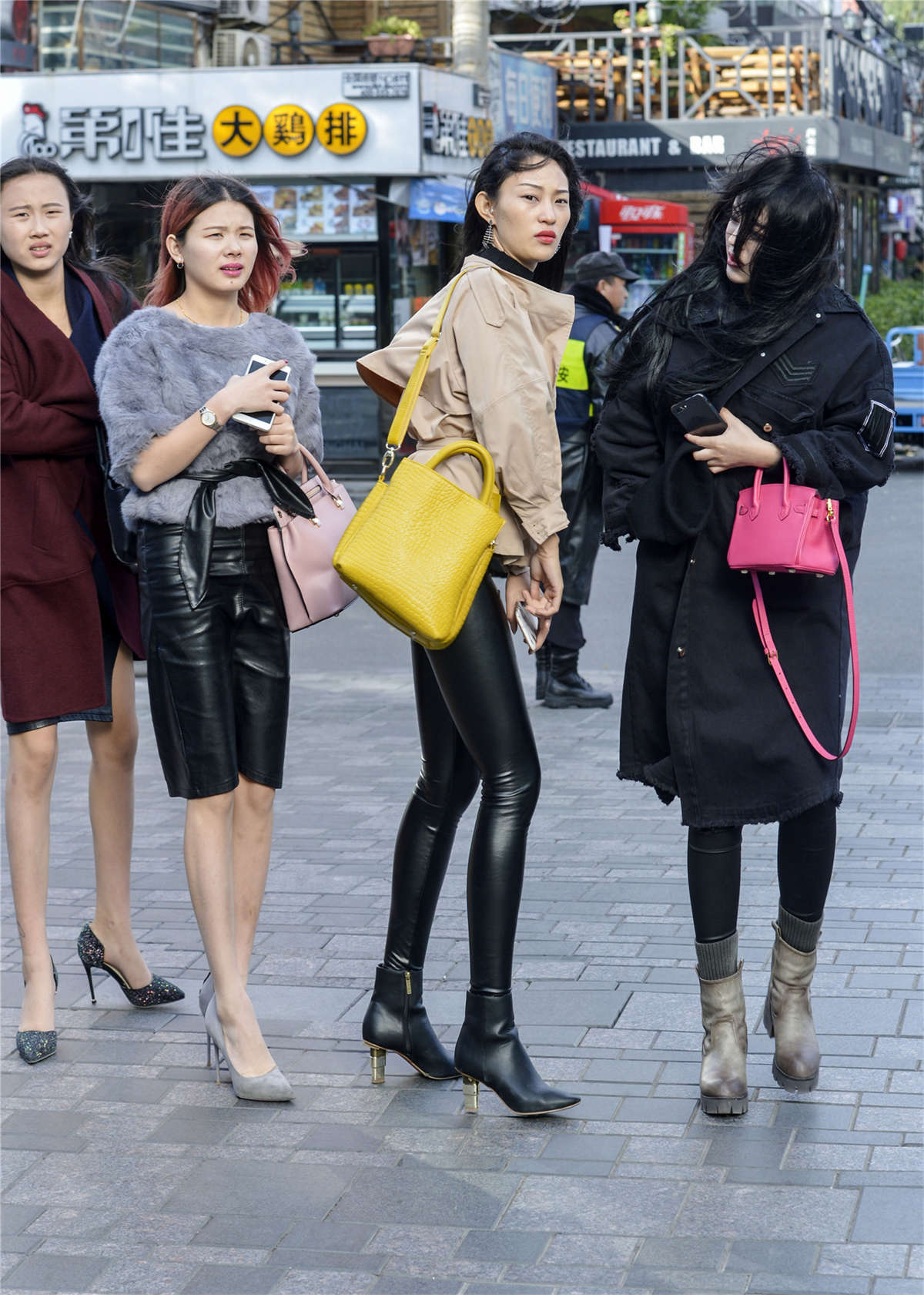 皮裙与皮裤的姐妹（2016年11月13日11P起）-日更街拍