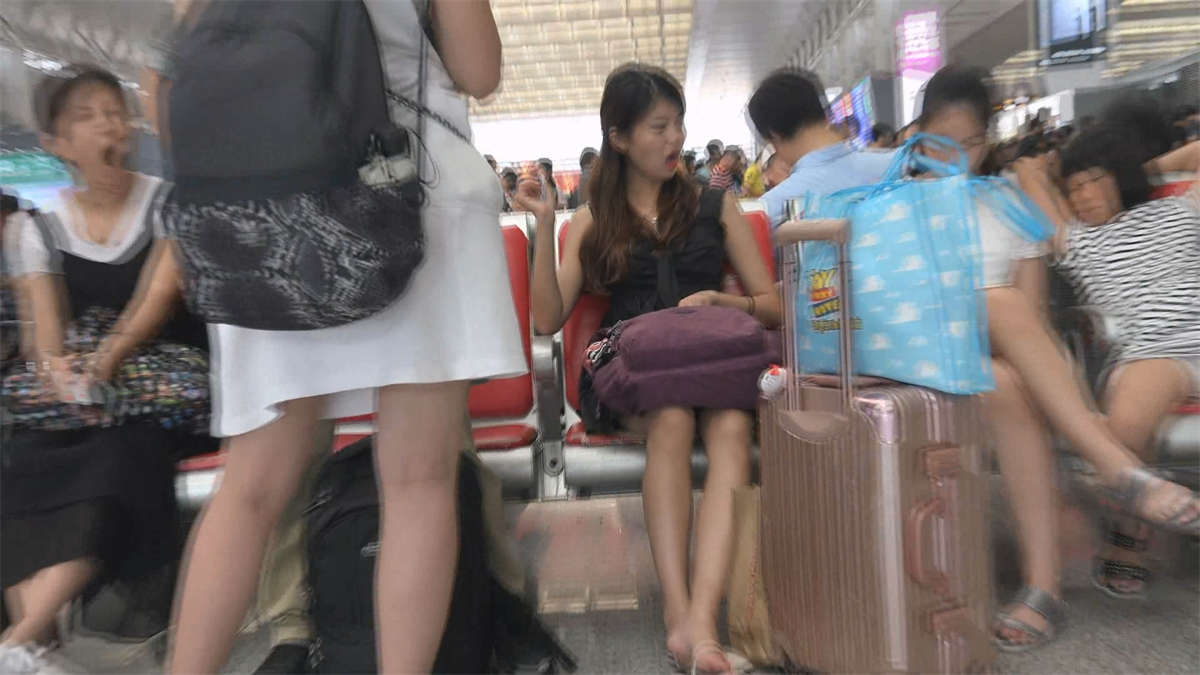 图片[2]-红色指甲油裸足小姐姐-日更街拍