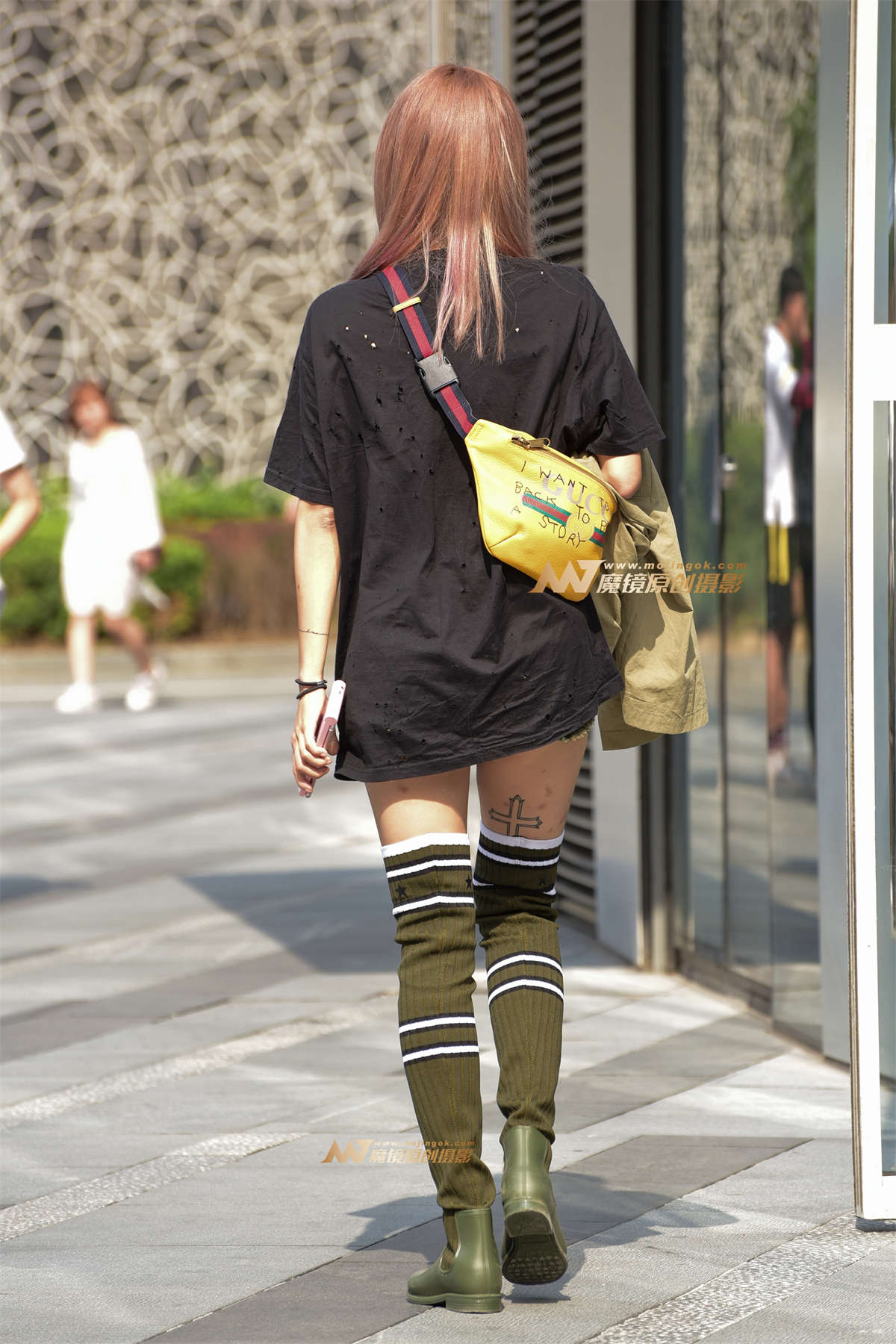 图片[2]-青春活力的时尚破洞衫妹纸-日更街拍