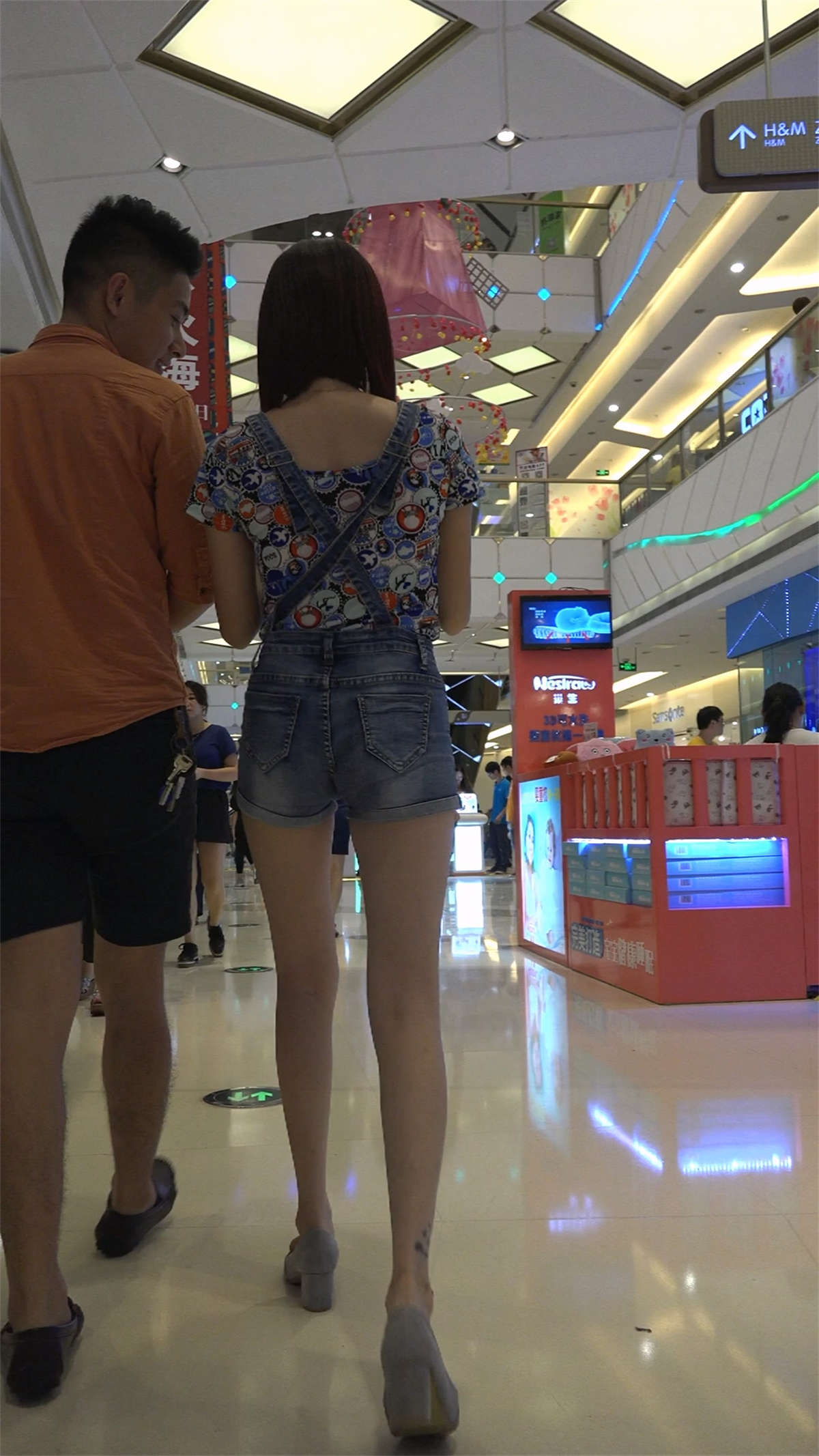 和男友一起逛商场的背带裤美女-日更街拍