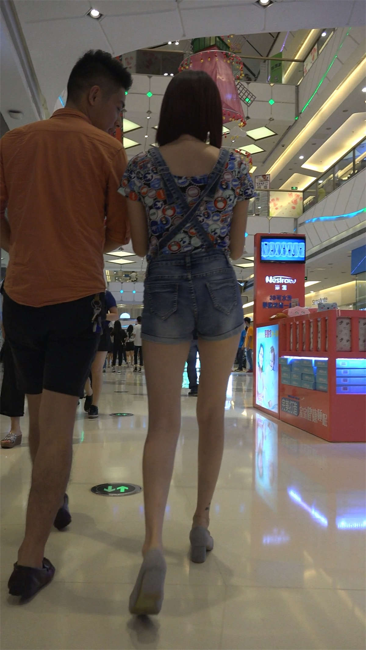 图片[2]-和男友一起逛商场的背带裤美女-日更街拍